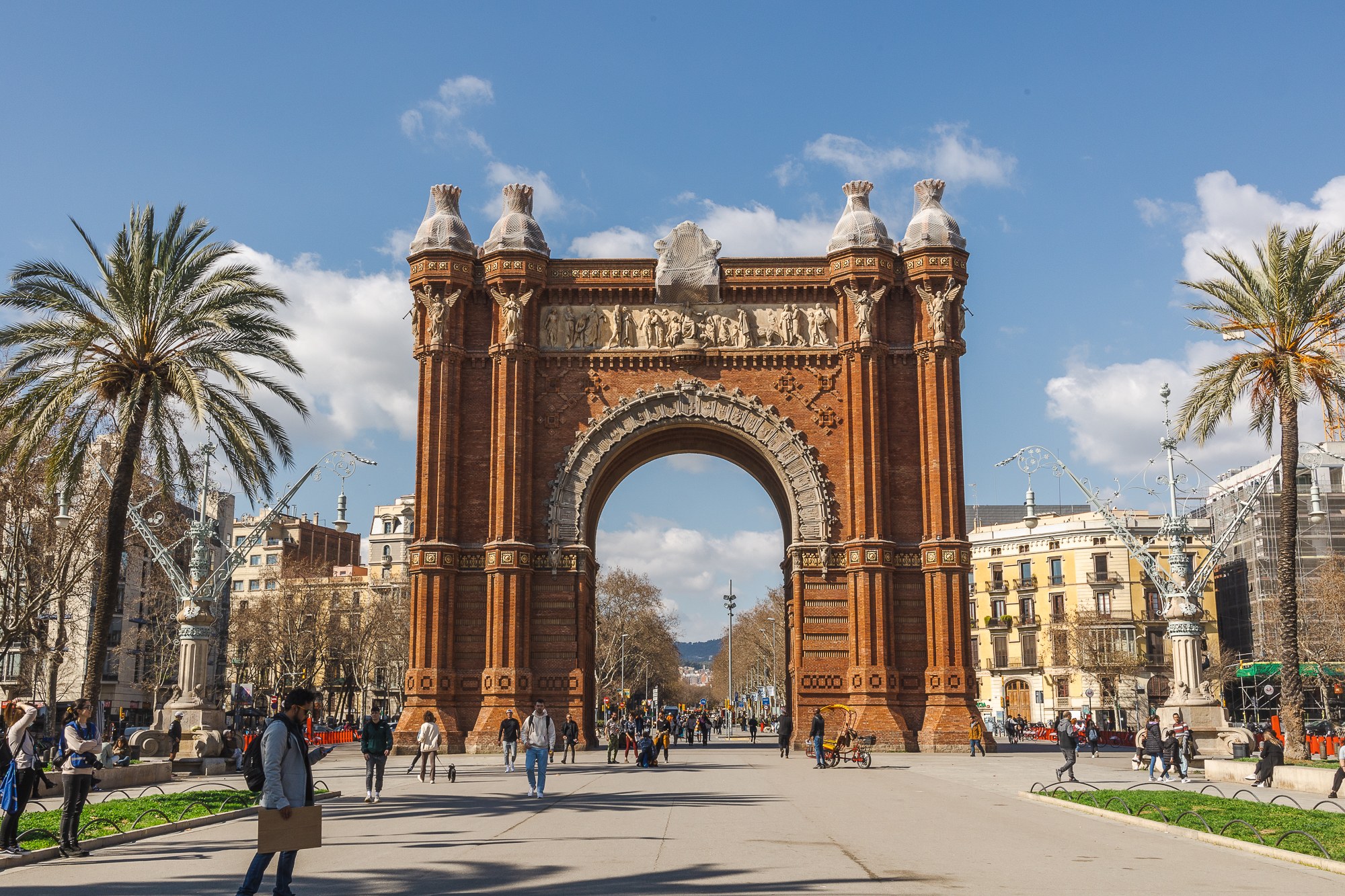Barcelona za 3 dny: itinerář (+ varianty na 1, 2 a 5 dní) 26 Arc de Triomf v Barceloně mezi palmami