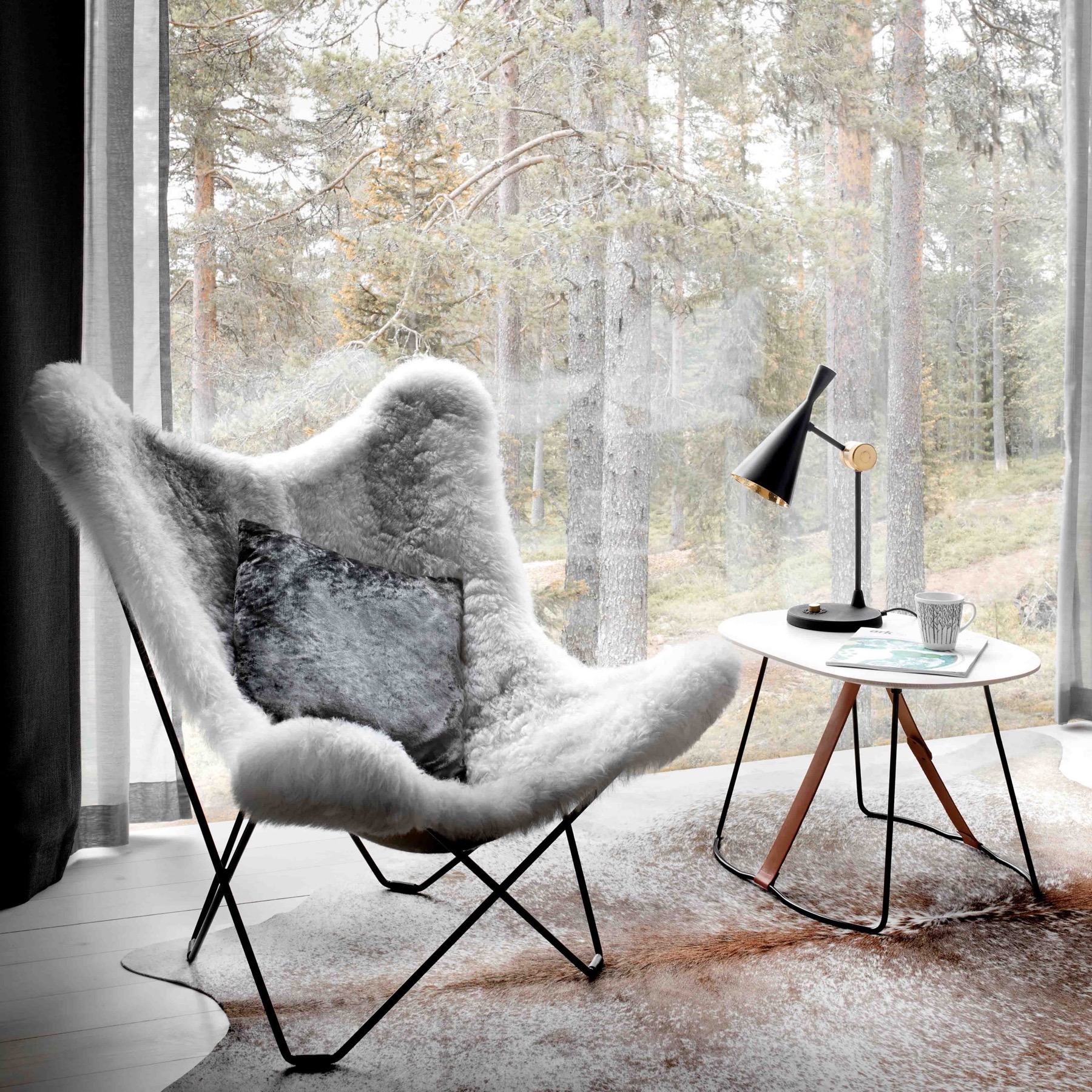 Alojamientos únicos del mundo: 35 lugares para tu bucket list en 2026 15 Interior de una cabaña del Arctic TreeHouse con vistas a las copas de los árboles