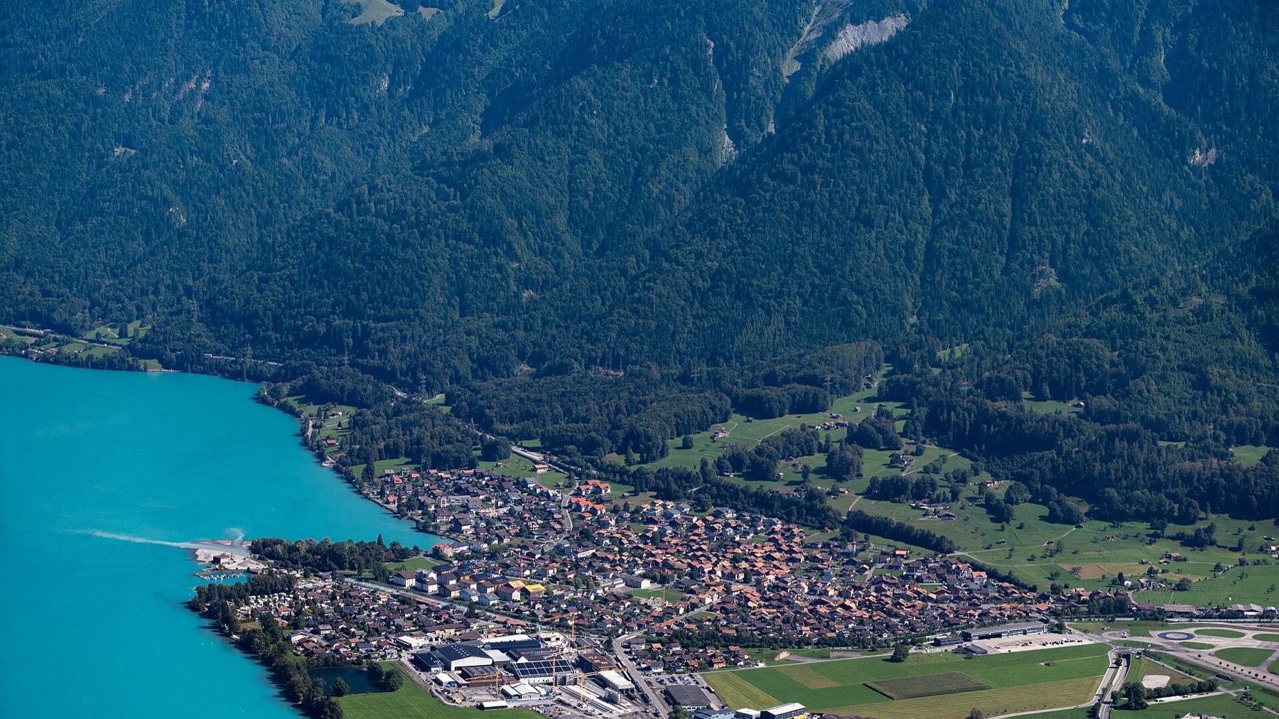 Bönigen, Switzerland: 24 Things to Do at Lake Brienz 2026 1 Bönigen and Lake Brienz from above