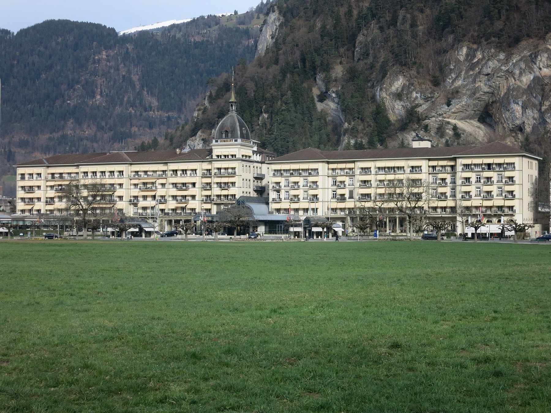 Bönigen, Switzerland: 24 Things to Do at Lake Brienz 2026 32 Interlaken with a view of the Jungfrau