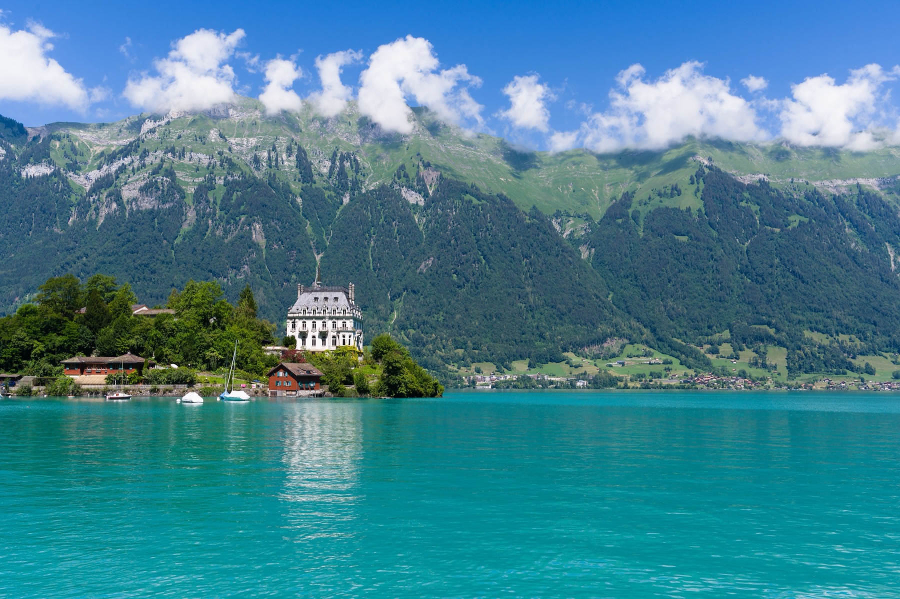 Bönigen, Switzerland: 24 Things to Do at Lake Brienz 2026 35 The lanes of the village of Iseltwald