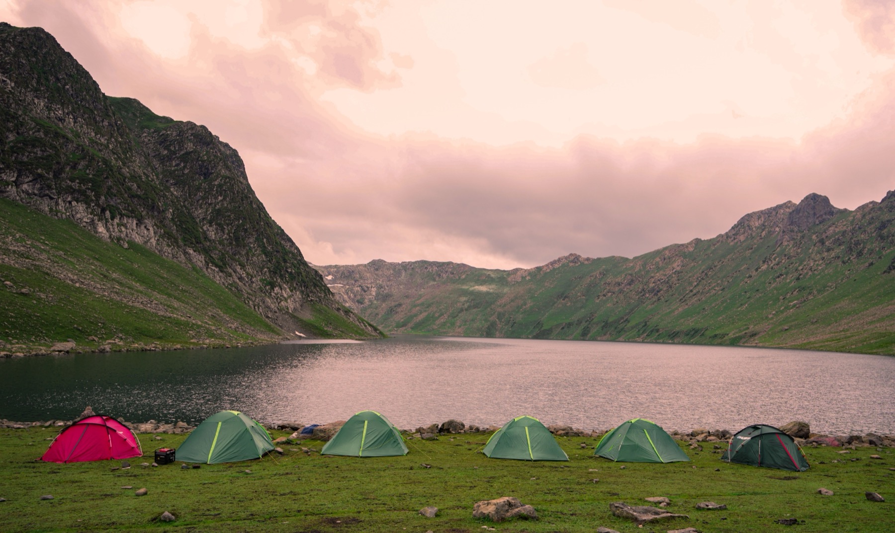 Bönigen, Switzerland: 24 Things to Do at Lake Brienz 2026 36 Lakeside campsite in the mountains