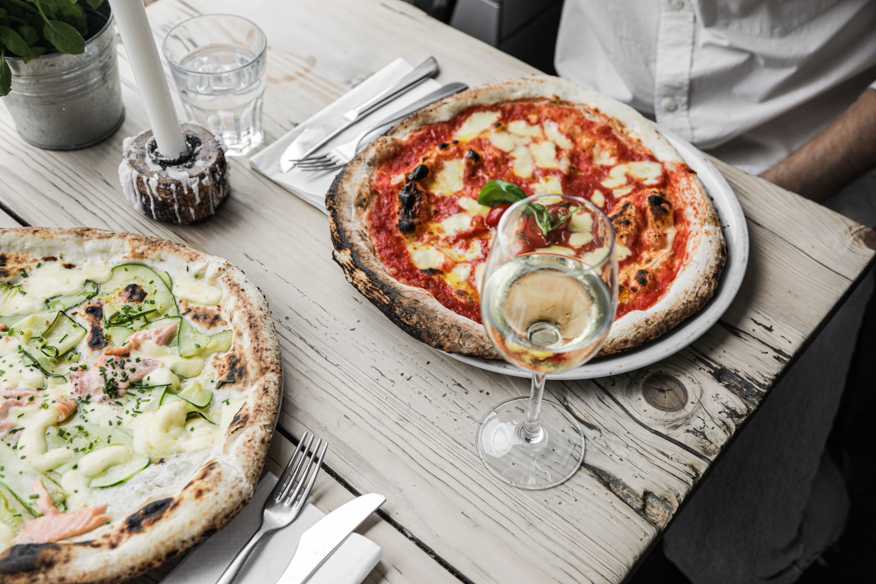 Bönigen, Switzerland: 24 Things to Do at Lake Brienz 2026 40 Pizza in a lakeside restaurant