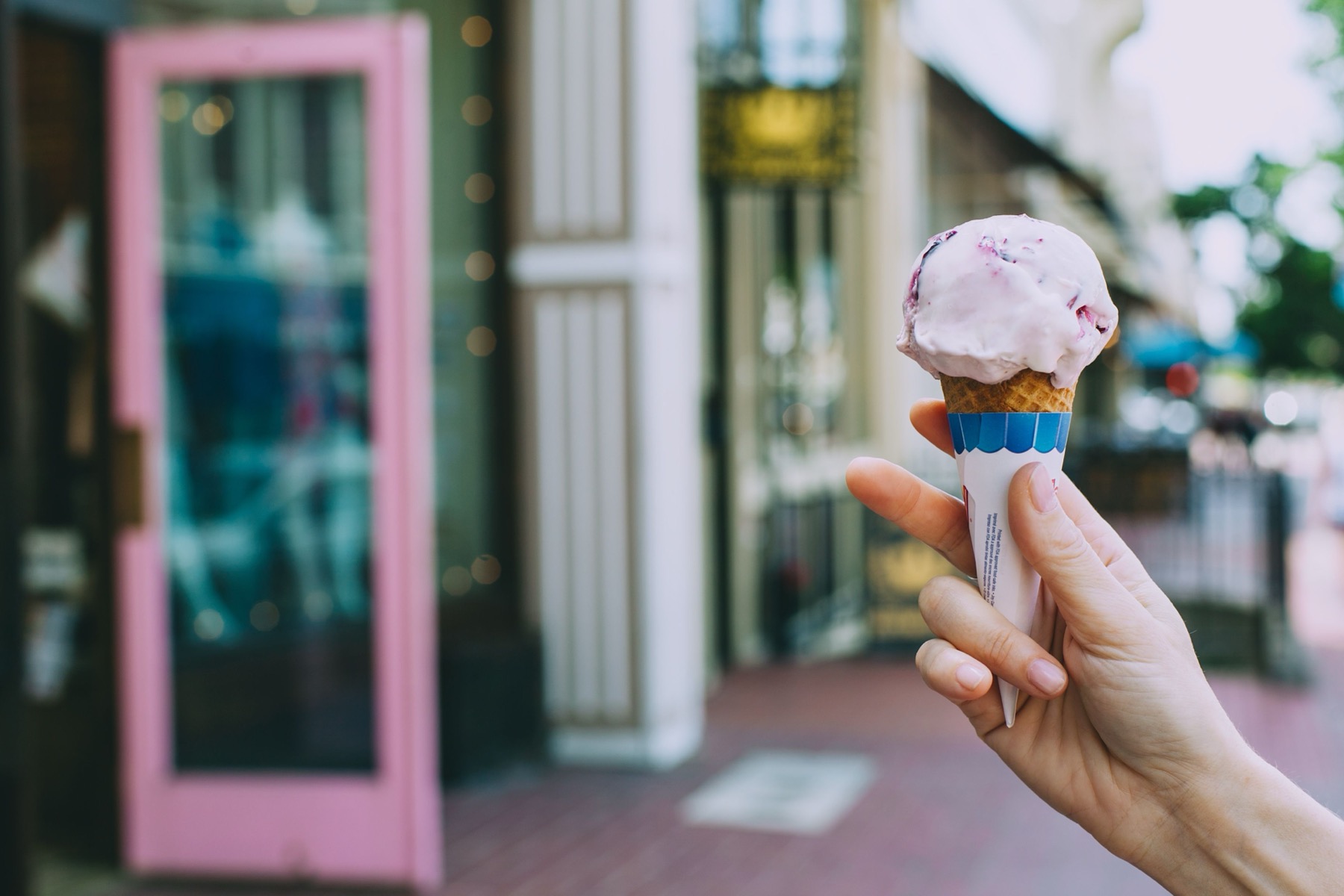 Bönigen, Switzerland: 24 Things to Do at Lake Brienz 2026 41 Ice cream by the lake after a hike