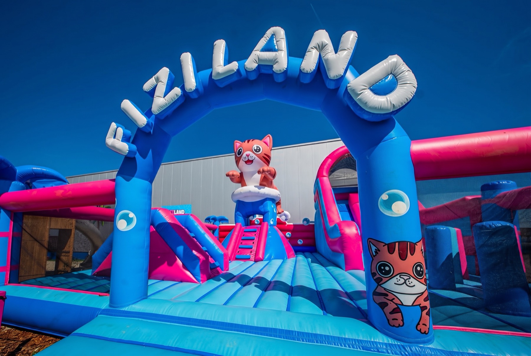 Fiziland Protivín: vstupné, atrakce a proč se ubytovat v Písku 18 Nafukovací skákací hrad Fiziland s maskotem kočky