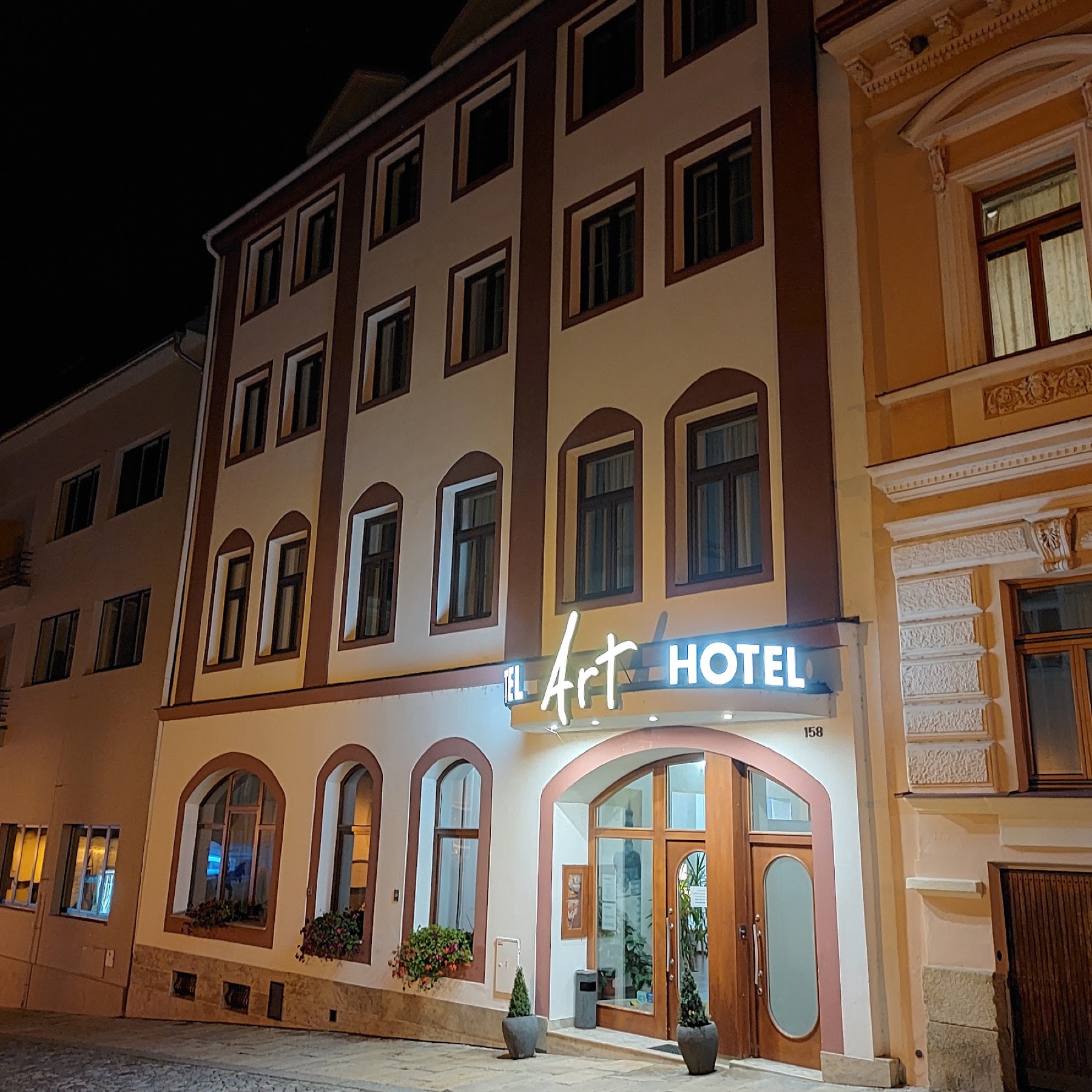 Fiziland Protivín: vstupné, atrakce a proč se ubytovat v Písku 25 Hotel Art Písek večer kousek od Velkého náměstí