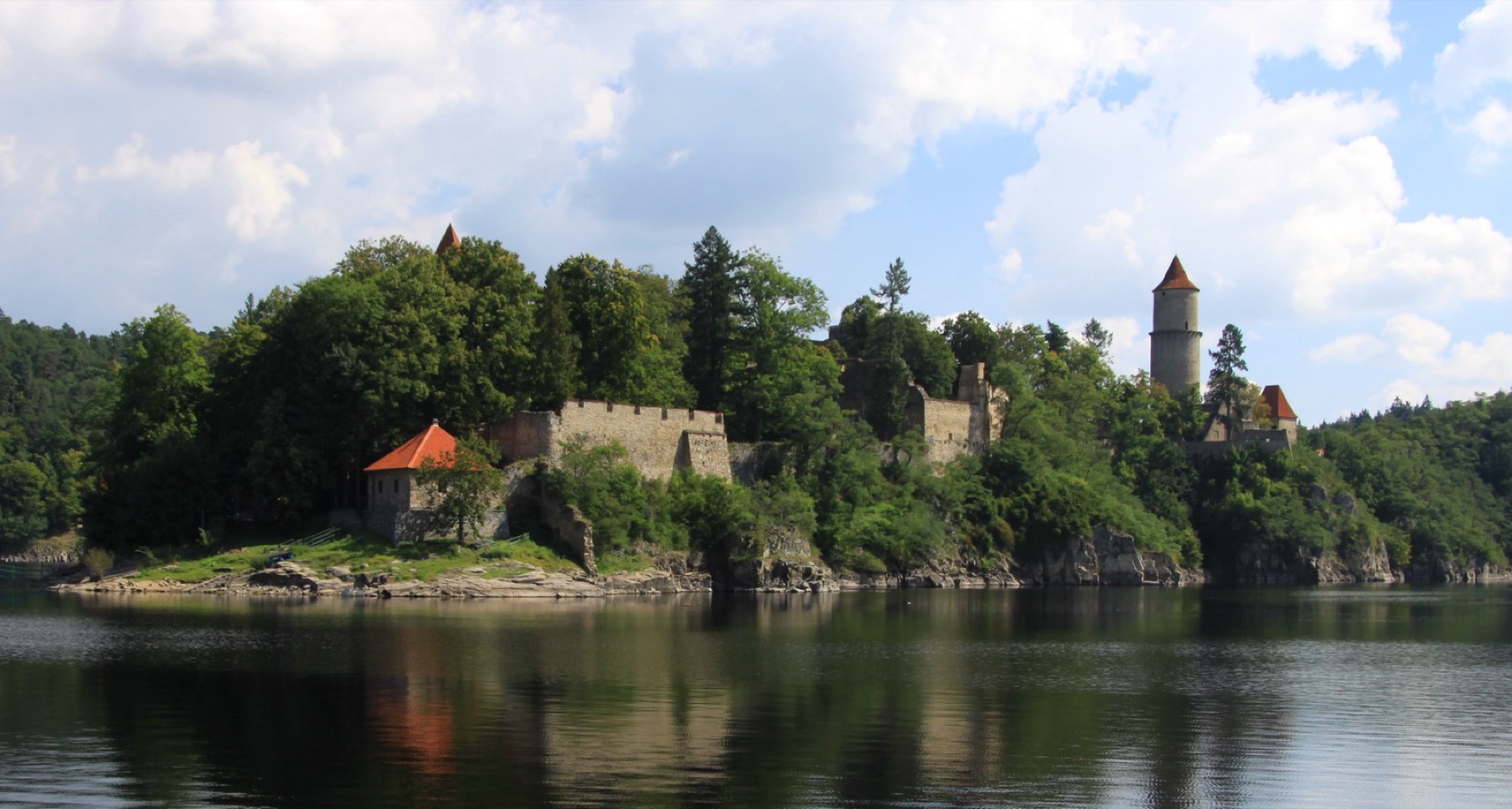Fiziland Protivín: vstupné, atrakce a proč se ubytovat v Písku 35 Hrad Zvíkov nad soutokem Otavy a Vltavy
