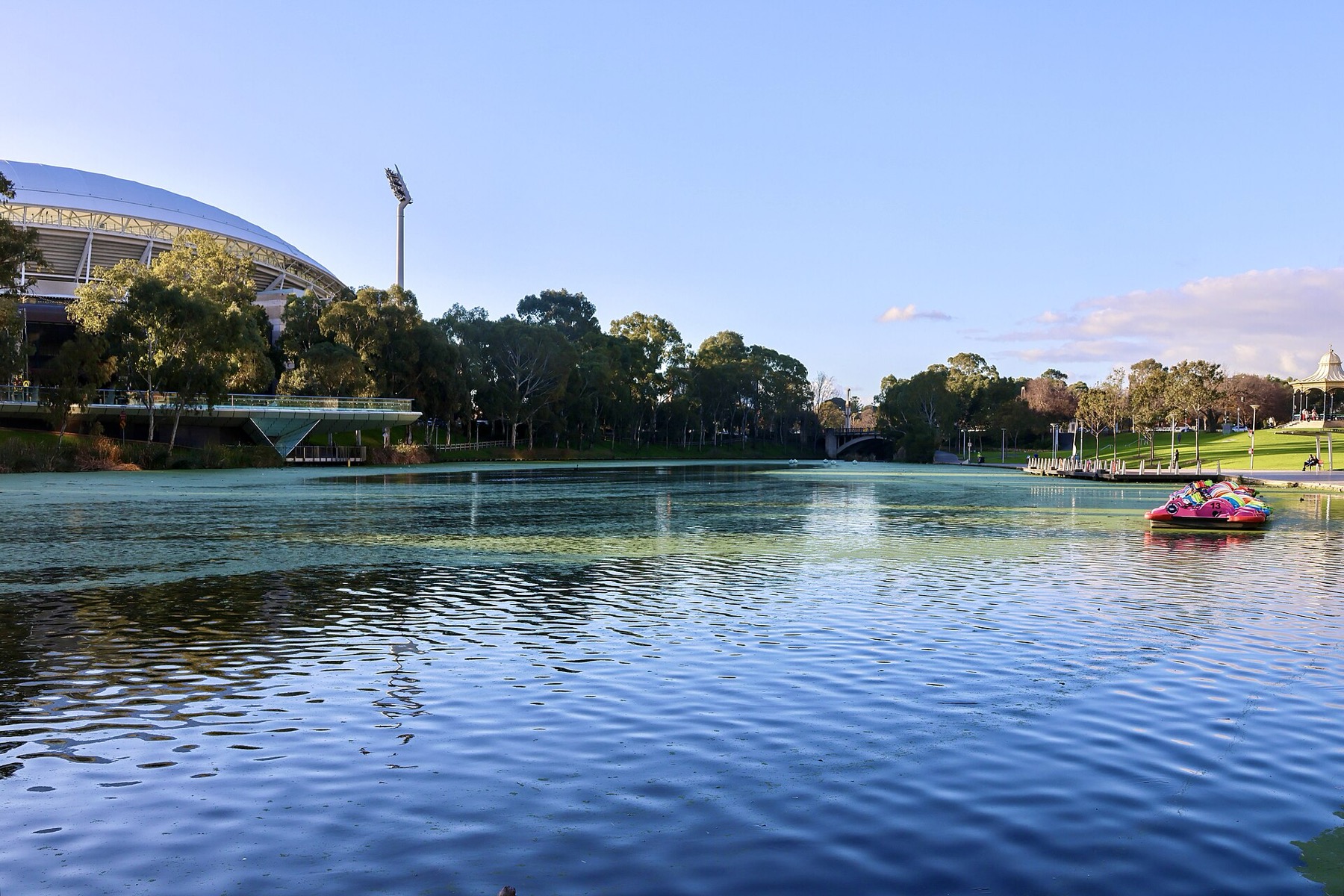 Adelaide Oval a řeka Torrens v srdci města