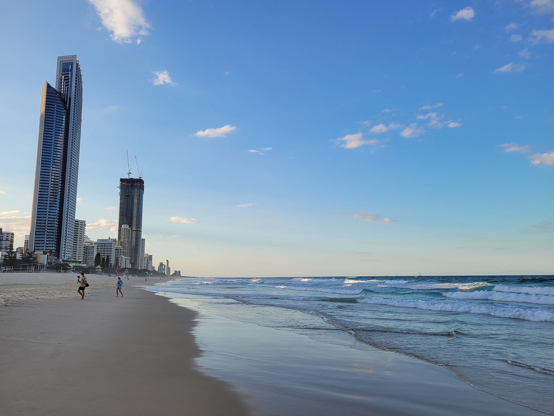Austrália 2026: 30 lugares mais lindos + dicas práticas 7 Praia Surfers Paradise na Gold Coast