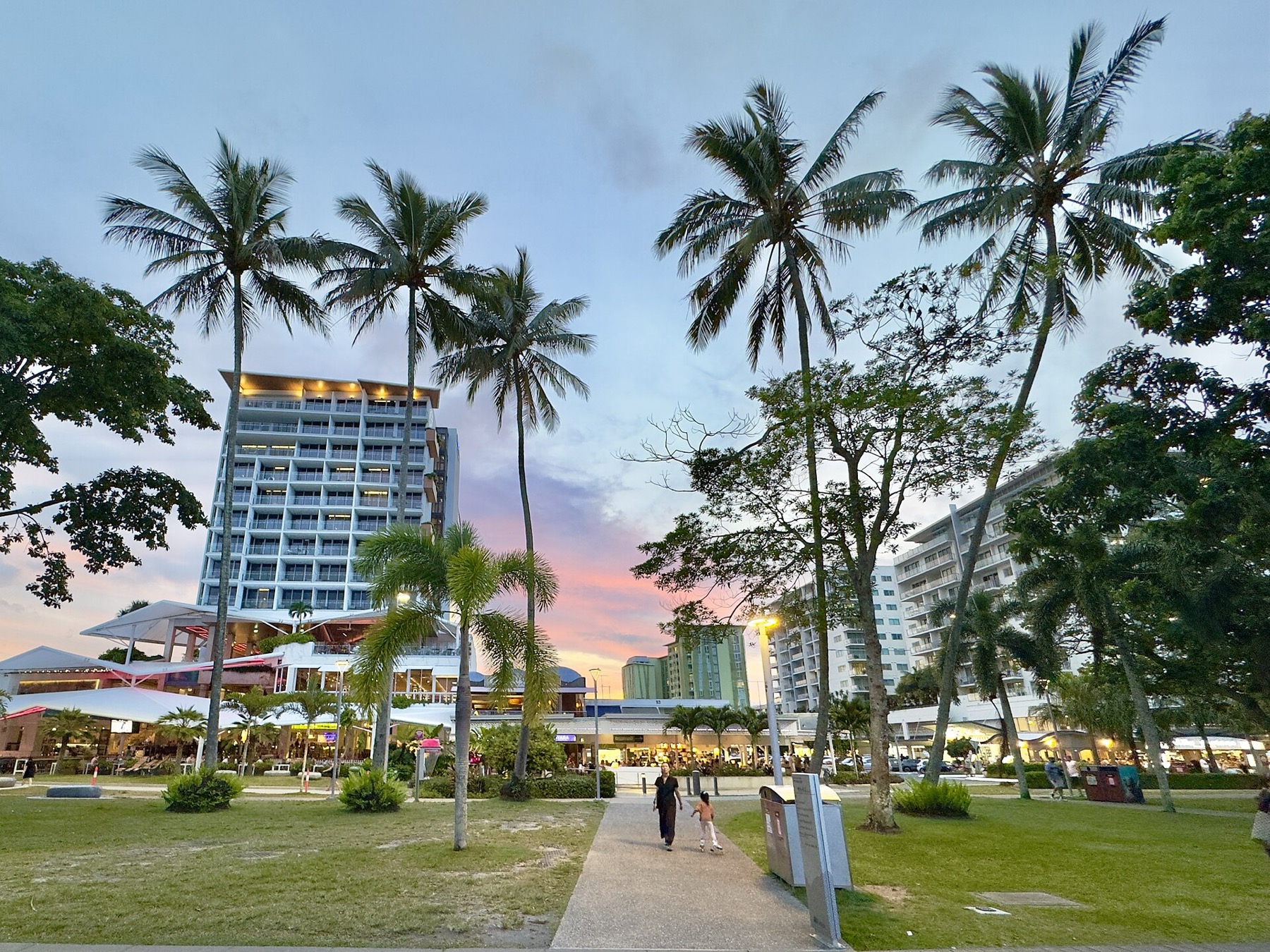 Austrália 2026: 30 lugares mais lindos + dicas práticas 11 Orla Esplanade em Cairns