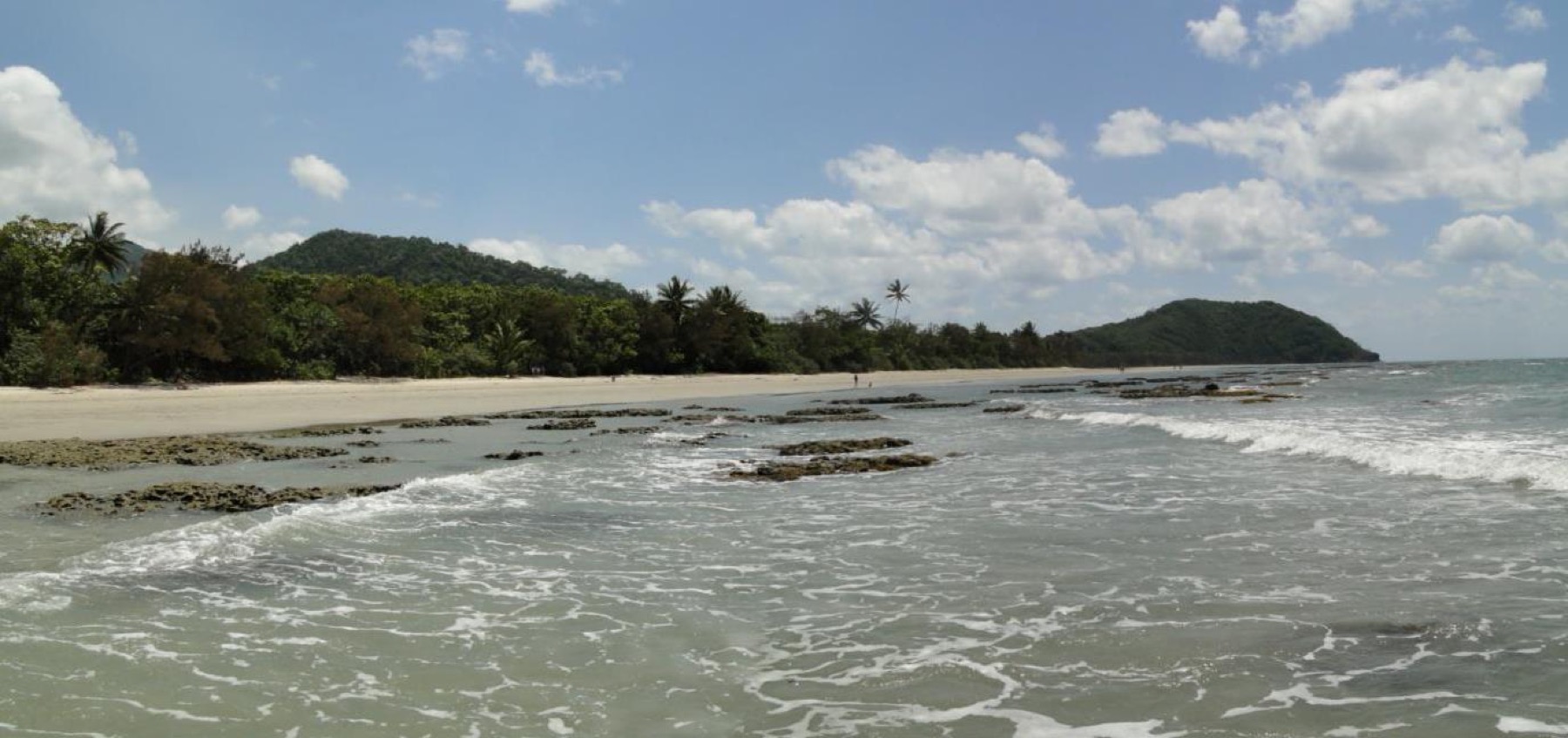 Austrália 2026: 30 lugares mais lindos + dicas práticas 13 Praia de Cape Tribulation, onde a floresta encontra o mar