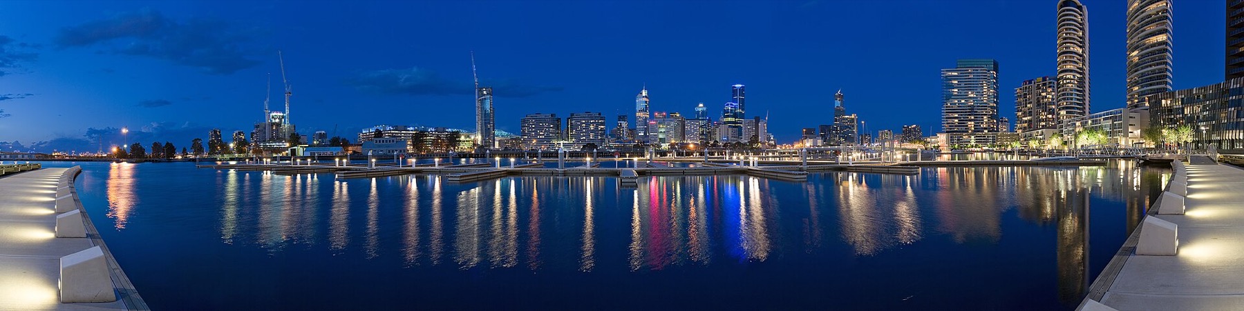 Austrália 2026: 30 lugares mais lindos + dicas práticas 14 Panorama noturno de Melbourne sobre o rio Yarra