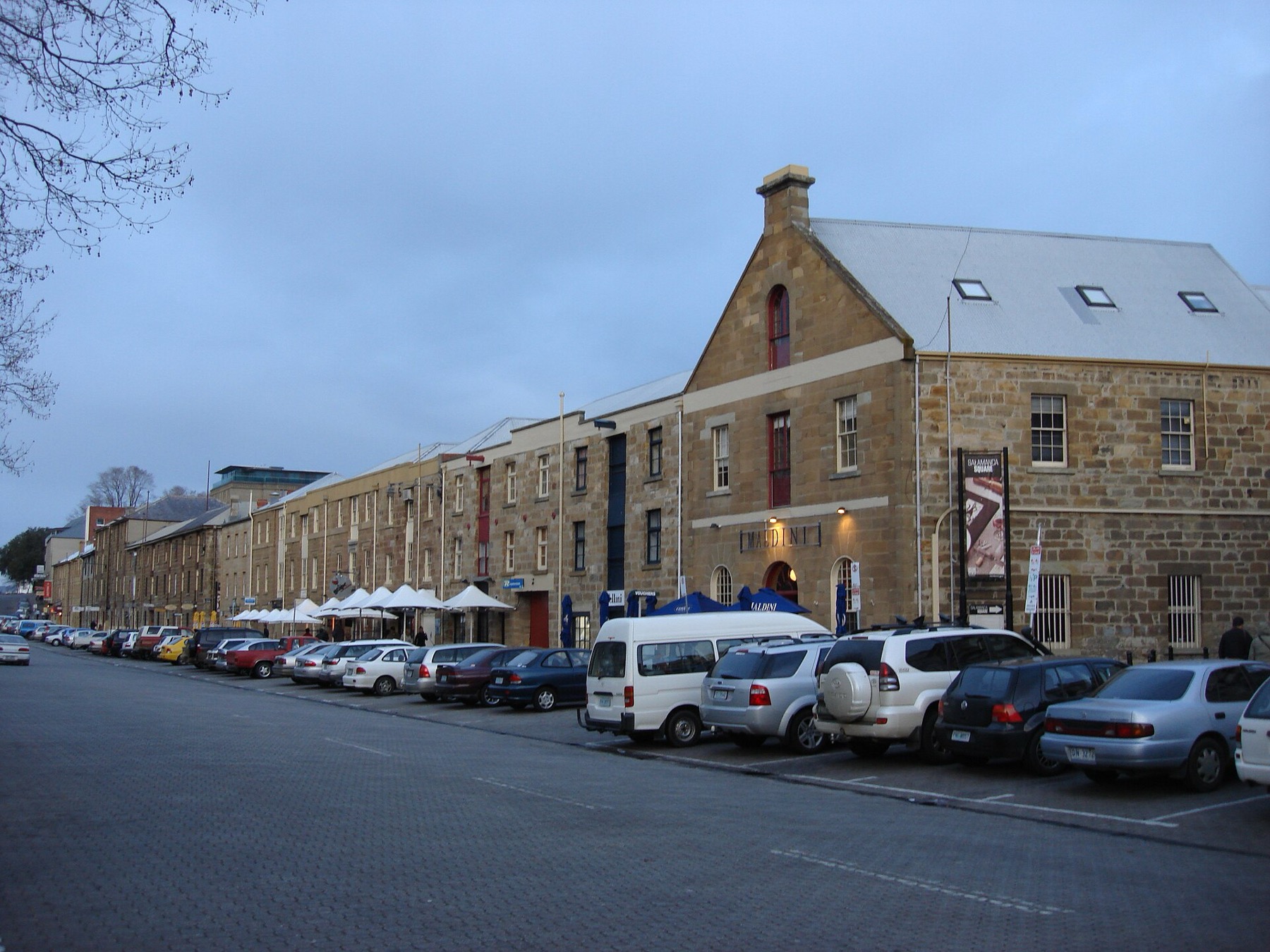 Austrália 2026: 30 lugares mais lindos + dicas práticas 26 Orla histórica Salamanca Place em Hobart