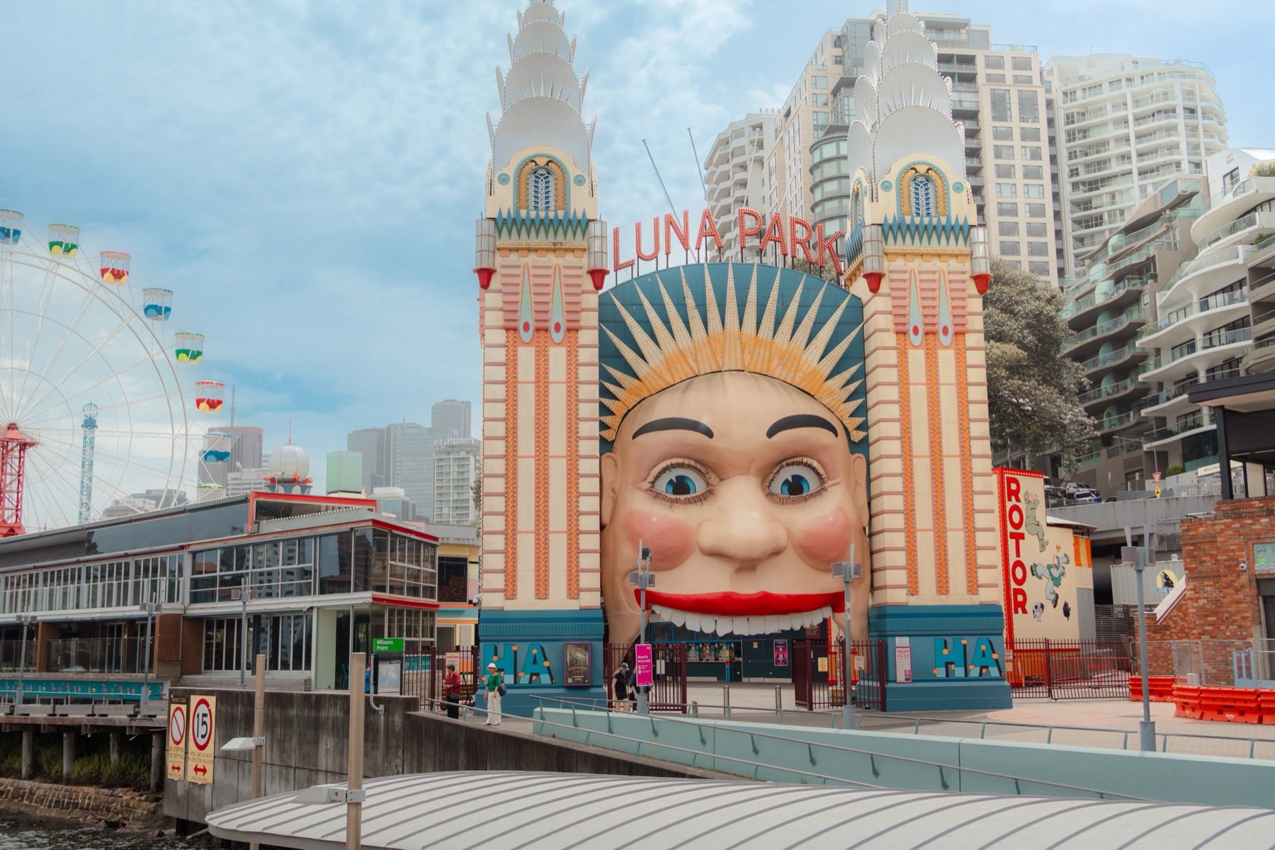 Australien mit Kindern 2026: Reiseroute, Attraktionen und was euch erwartet 9 Eingangstor des Luna Park
