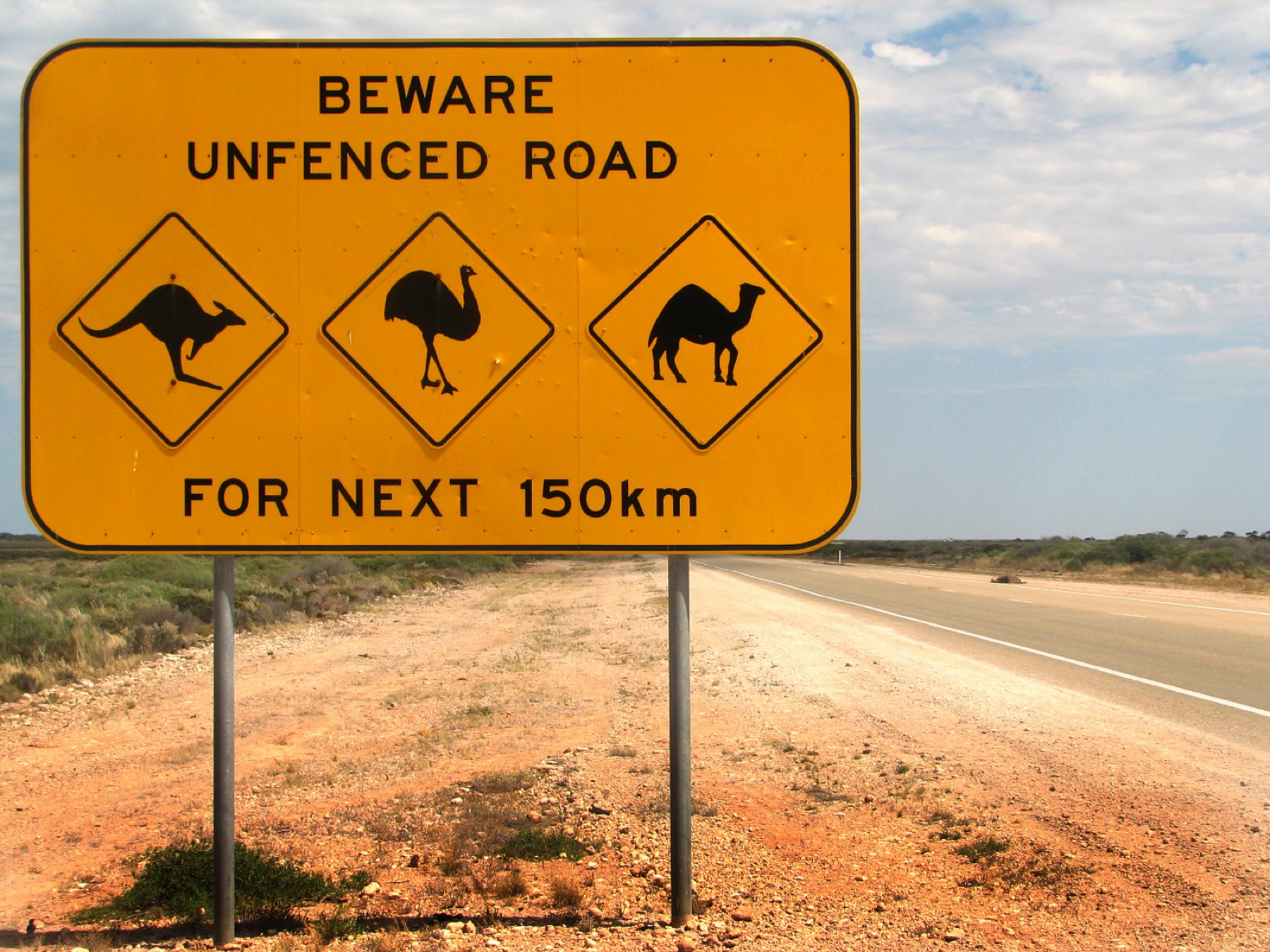 Australien mit Kindern 2026: Reiseroute, Attraktionen und was euch erwartet 23 Schild mit Känguru an der Straße