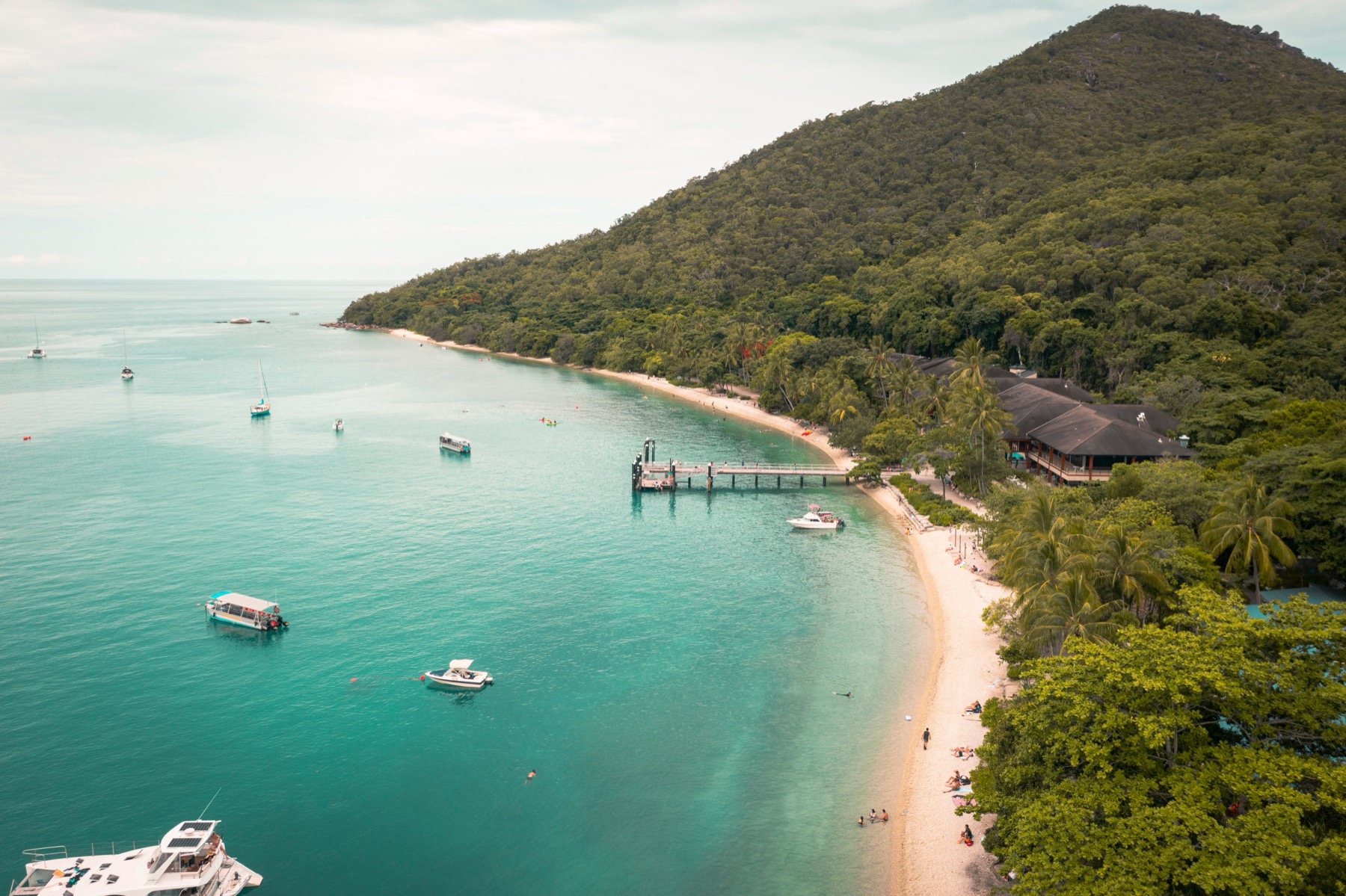 Australien mit Kindern 2026: Reiseroute, Attraktionen und was euch erwartet 25 Tropischer Strand in Queensland