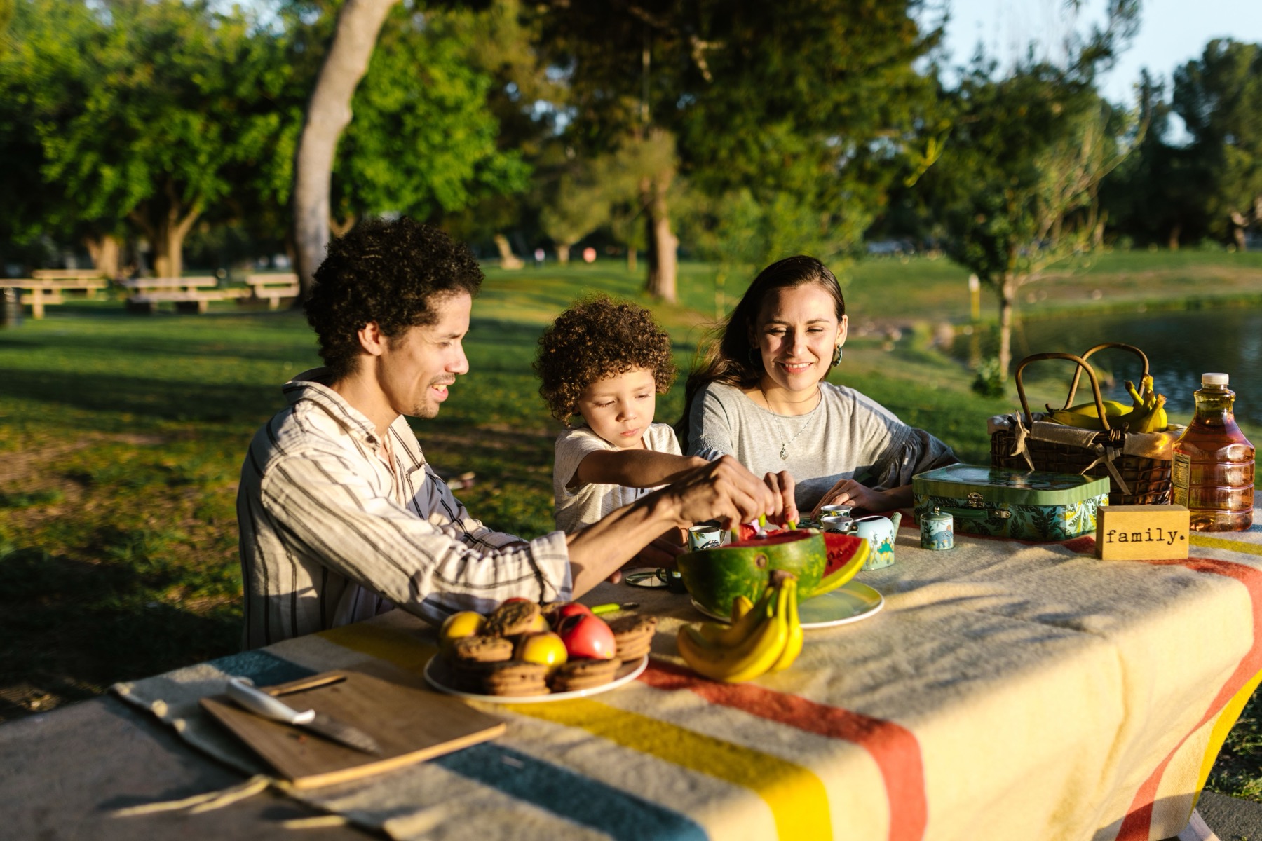 Australien mit Kindern 2026: Reiseroute, Attraktionen und was euch erwartet 27 Familien-Picknick im Park