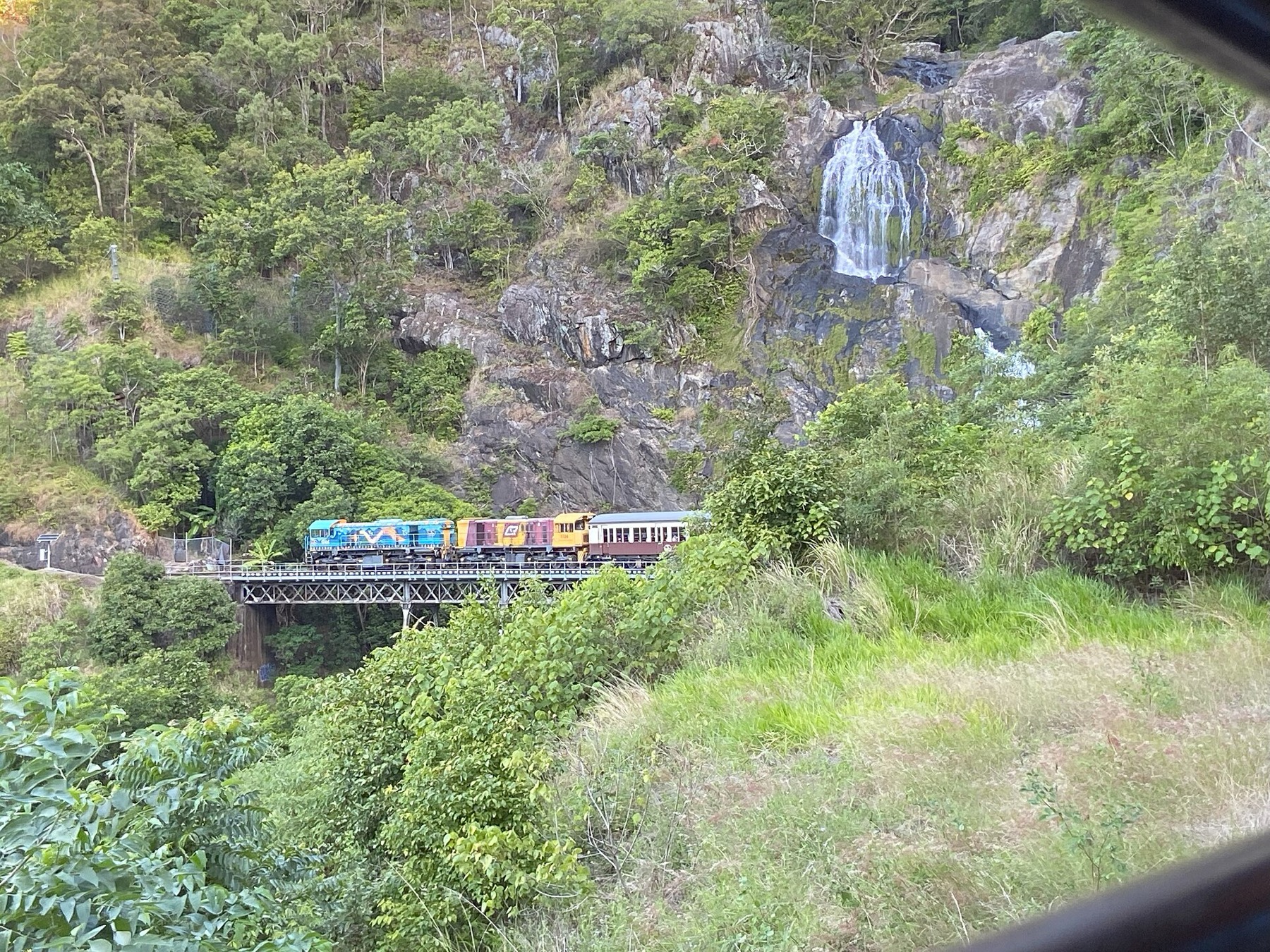 Cairns a Daintree: 18 tipů, co vidět v bráně do tropů 4 Vlak Kuranda Scenic Railway na trati nad Barron Gorge