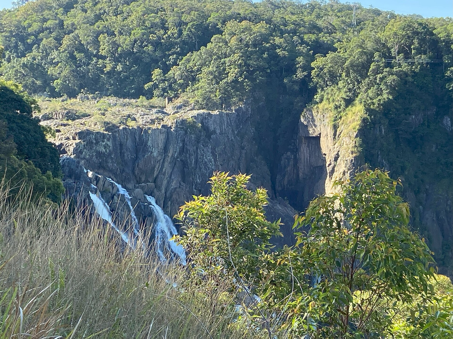 Cairns a Daintree: 18 tipů, co vidět v bráně do tropů 6 Vodopády Barron Falls v plné síle