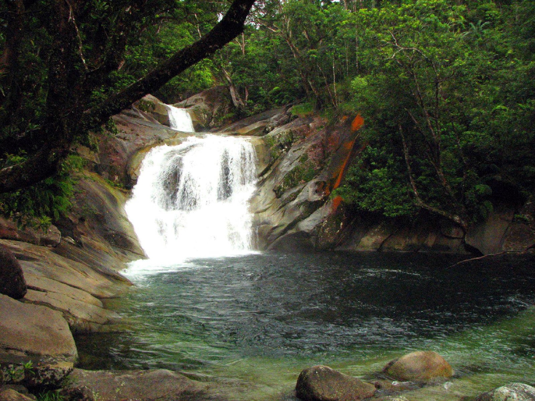 Cairns a Daintree: 18 tipů, co vidět v bráně do tropů 10 Kaskády Josephine Falls s přírodní skluzavkou