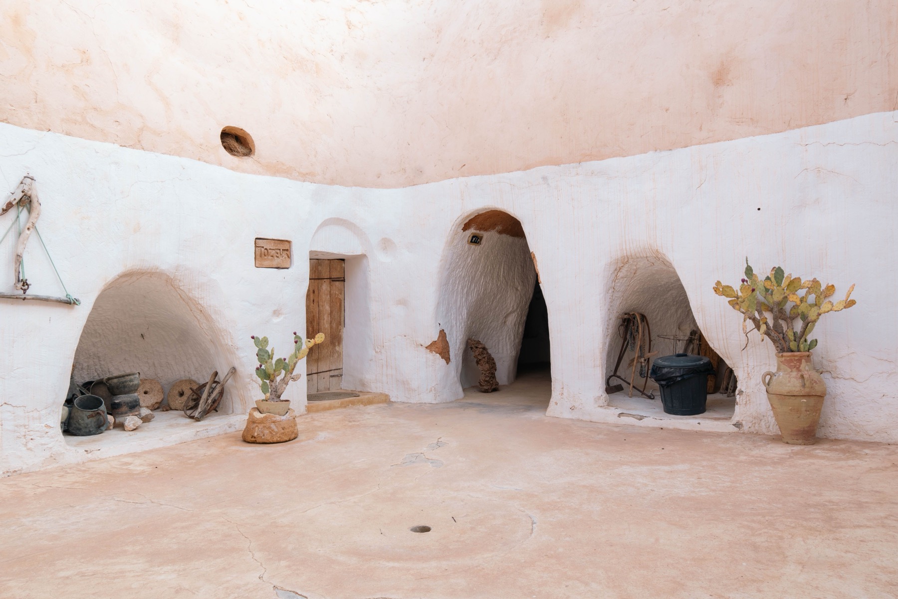 Coober Pedy, Austrálie: 8 tipů, co vidět ve městě, které se schovalo pod zem 8 Interiér obydlí vytesaného do skály