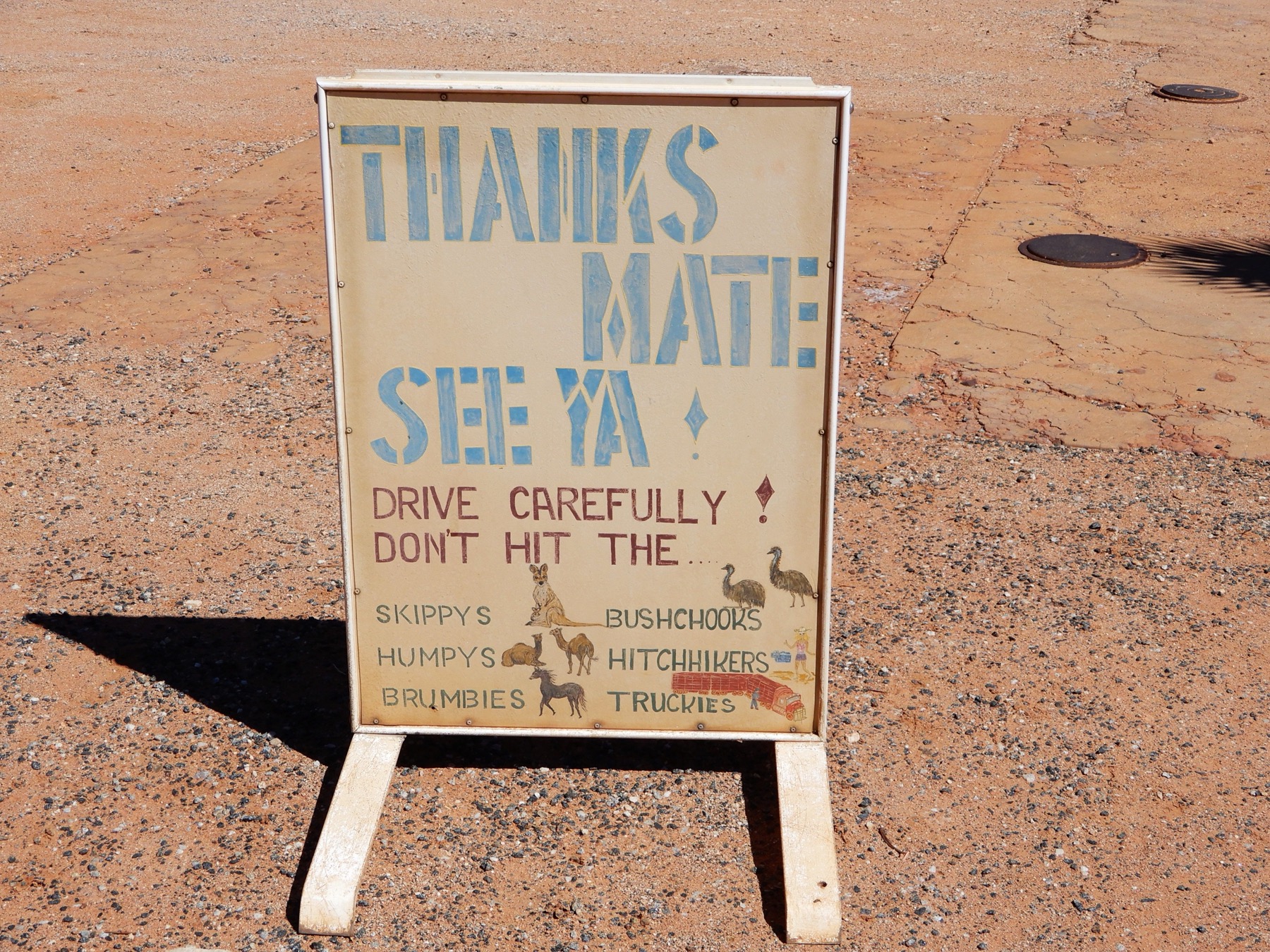 Coober Pedy, Austrálie: 8 tipů, co vidět ve městě, které se schovalo pod zem 16 Dopravní značka v australském vnitrozemí