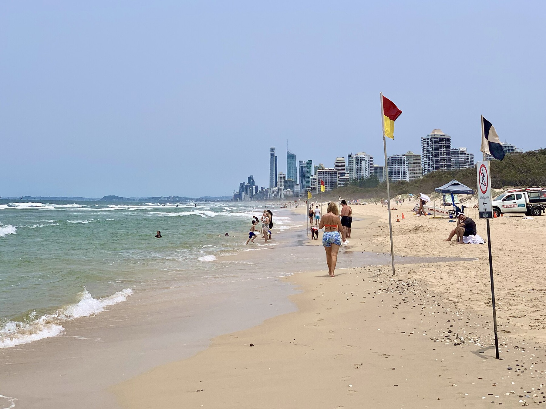 Gold Coast, Austrálie: 16 tipů, co vidět kromě pláží 3 Hlídaná pláž v Surfers Paradise