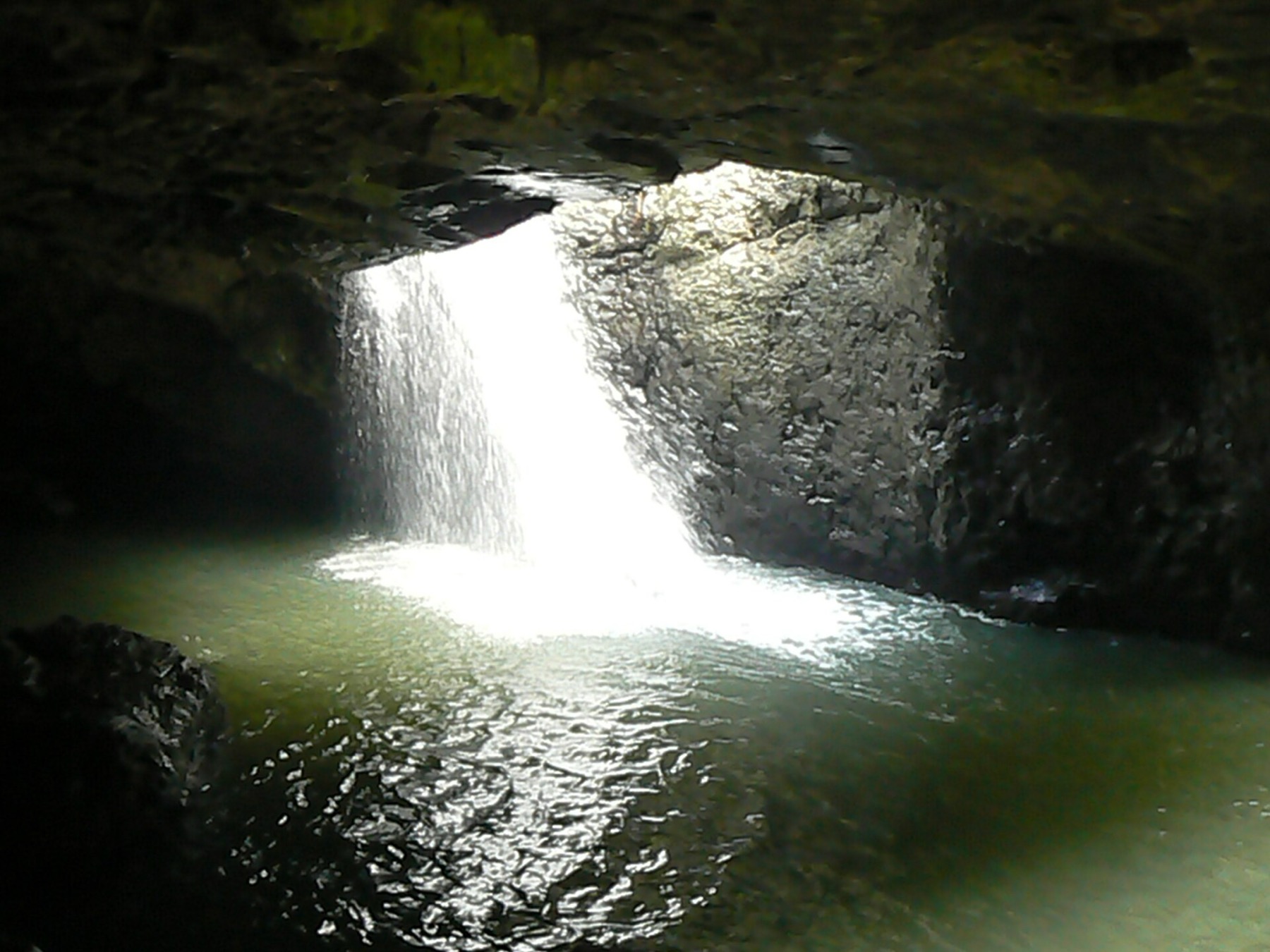 Gold Coast, Austrálie: 16 tipů, co vidět kromě pláží 18 Skalní most Natural Bridge