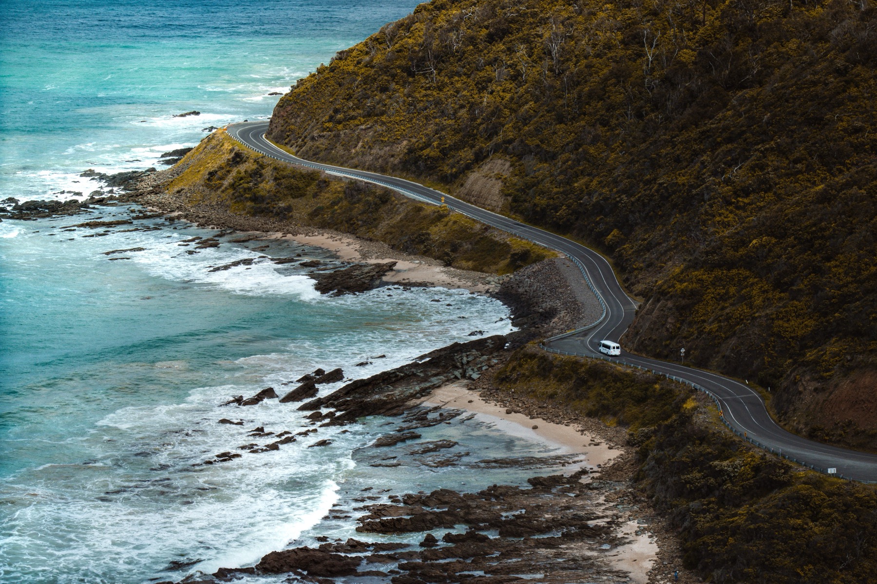 Great Ocean Road, Austrálie: 14 zastávek a itinerář na 2 dny 2 Zatáčky nad oceánem