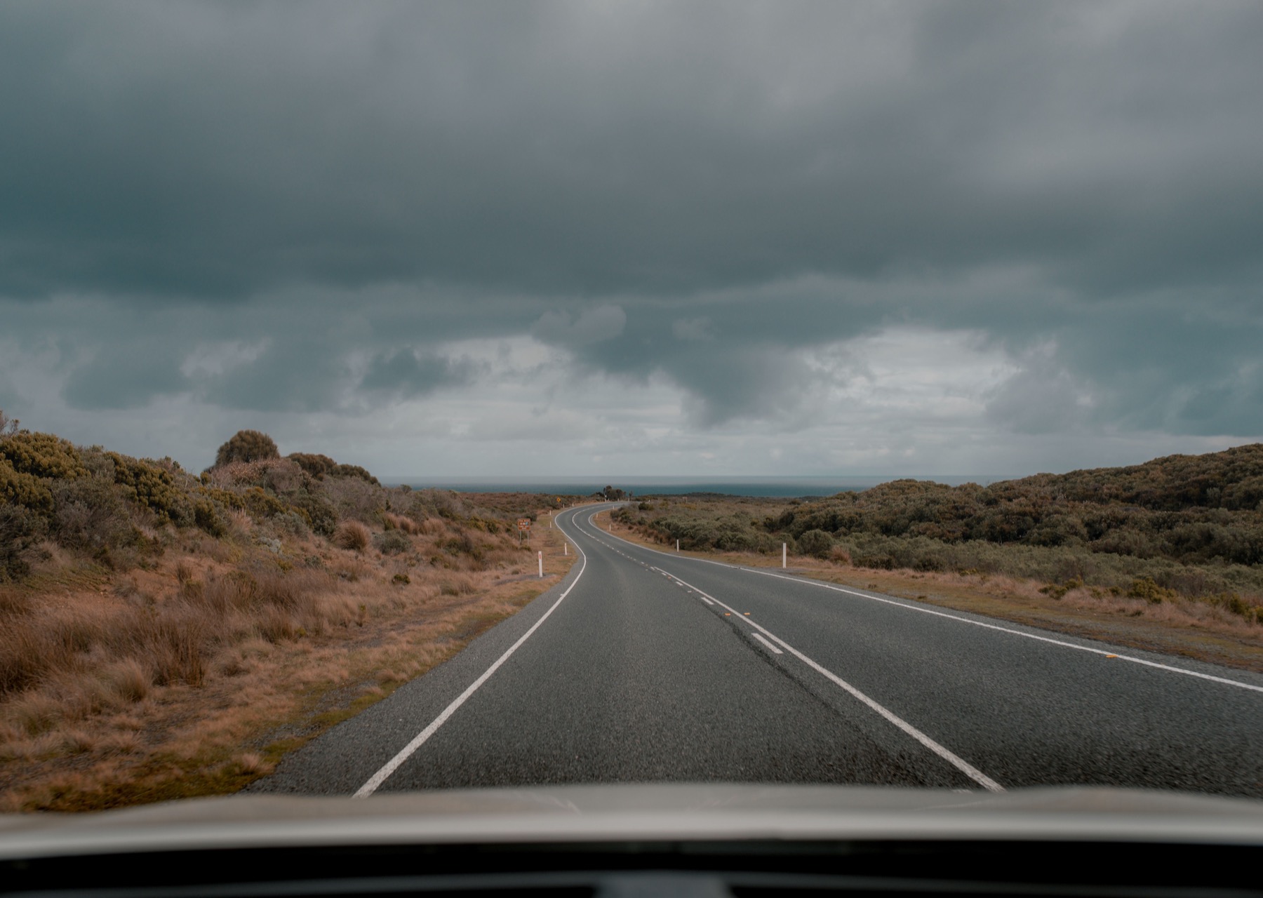 Great Ocean Road, Austrálie: 14 zastávek a itinerář na 2 dny 23 Za volantem na pobřežní silnici