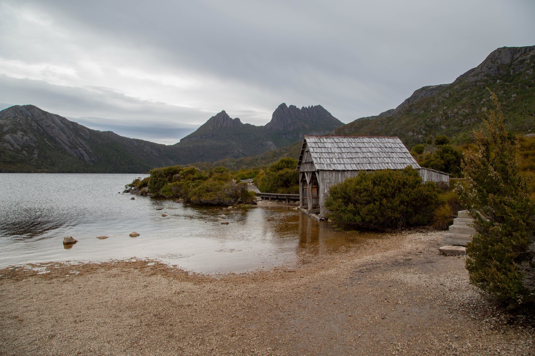 Onde se hospedar na Tasmânia em 2026: bases e hotéis testados 11 Dove Lake sob Cradle Mountain
