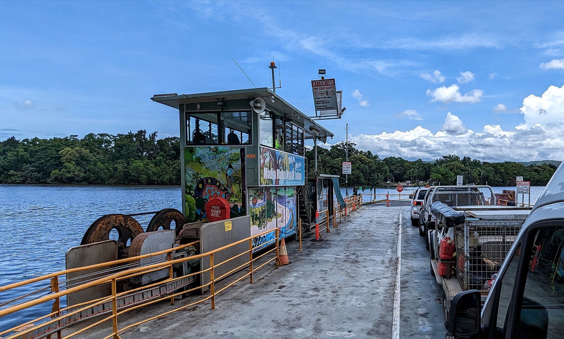 Kde bydlet v Cairns a Port Douglas: 10 tipů na ověřené hotely 11 Přívoz přes řeku Daintree