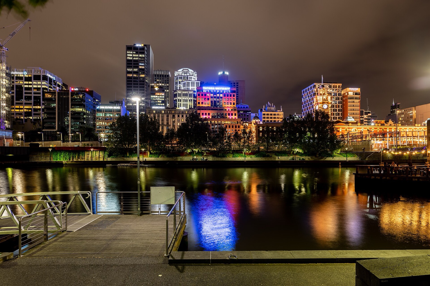 Melbourne Australien: 10 Viertel & Hotels zum Übernachten 1 Melbourne bei Nacht: Blick auf die Skyline