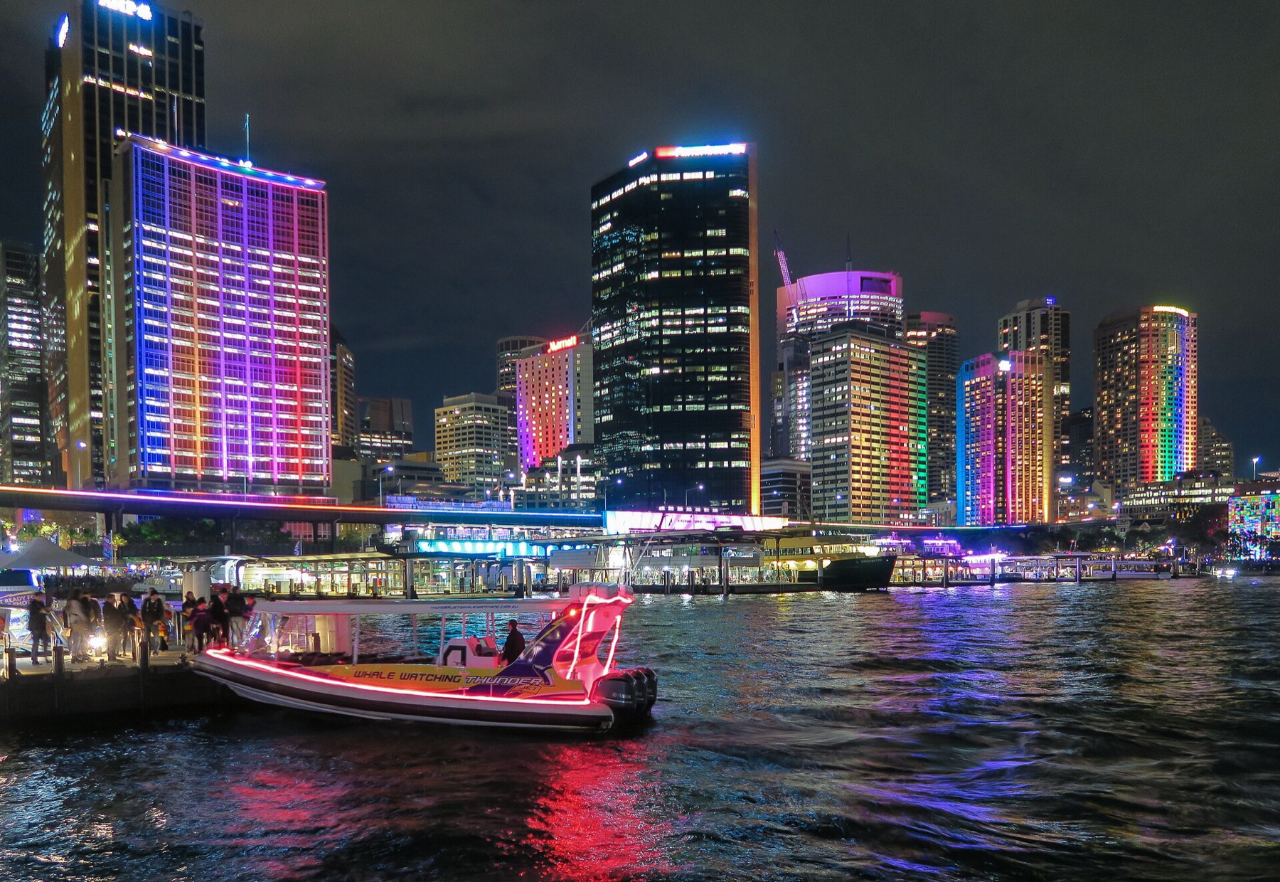 Unde să stai în Sydney, Australia în 2026: cartiere și 21 de hoteluri verificate 18 Festivalul de lumini Vivid Sydney