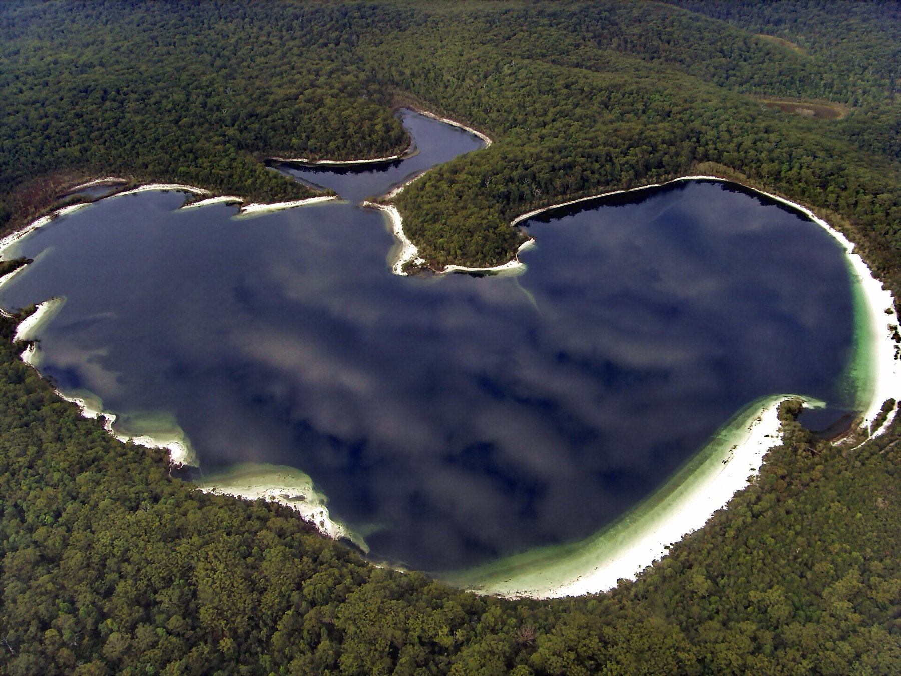 K'gari (Fraser Island): 10 tipů, co vidět a jak se tam dostat 13 Jezero na ostrově