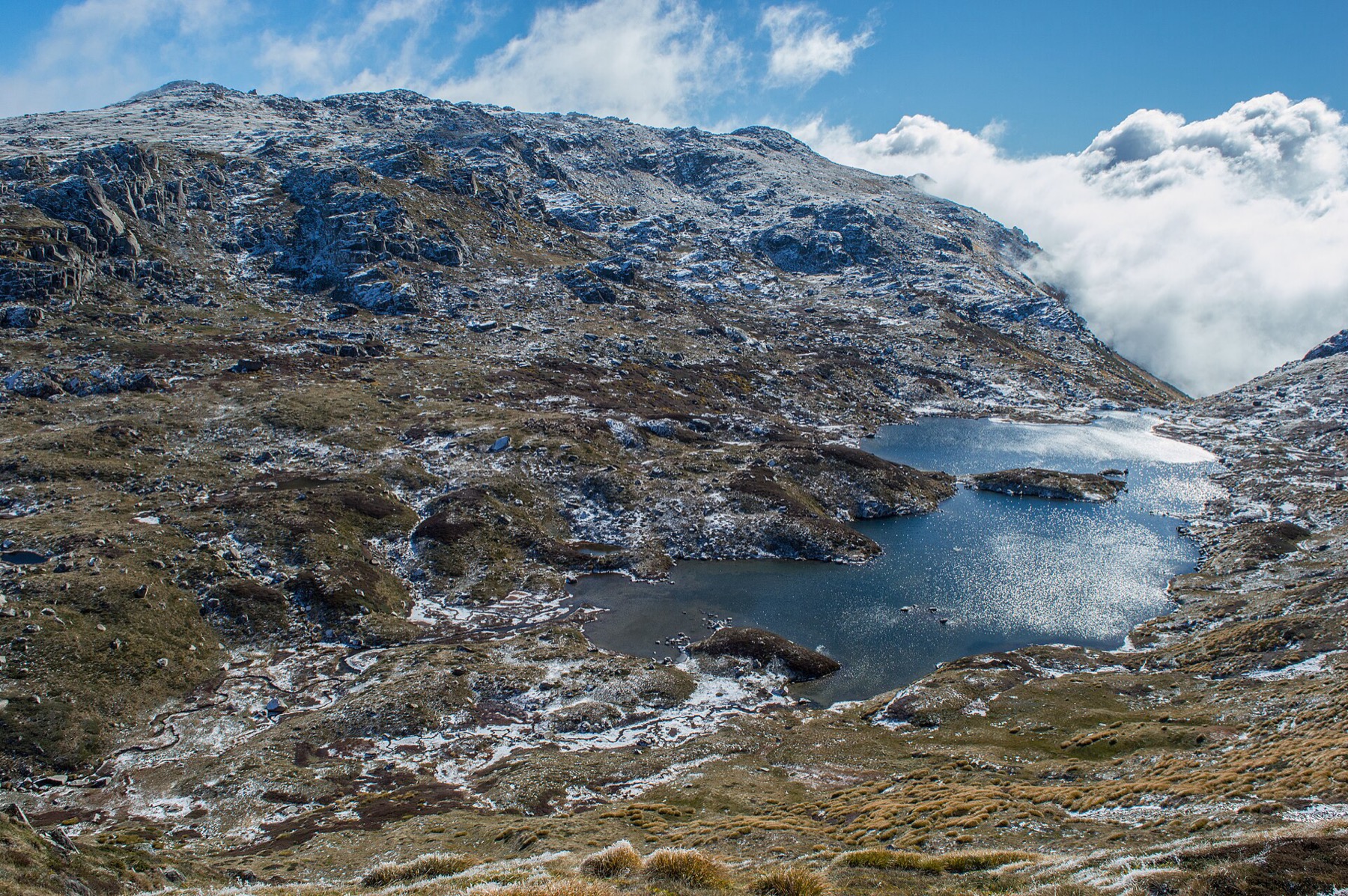 Mount Kosciuszko 2026: Besteigung des höchsten Bergs Australiens 13 Gletschersee am Kamm der Main Range