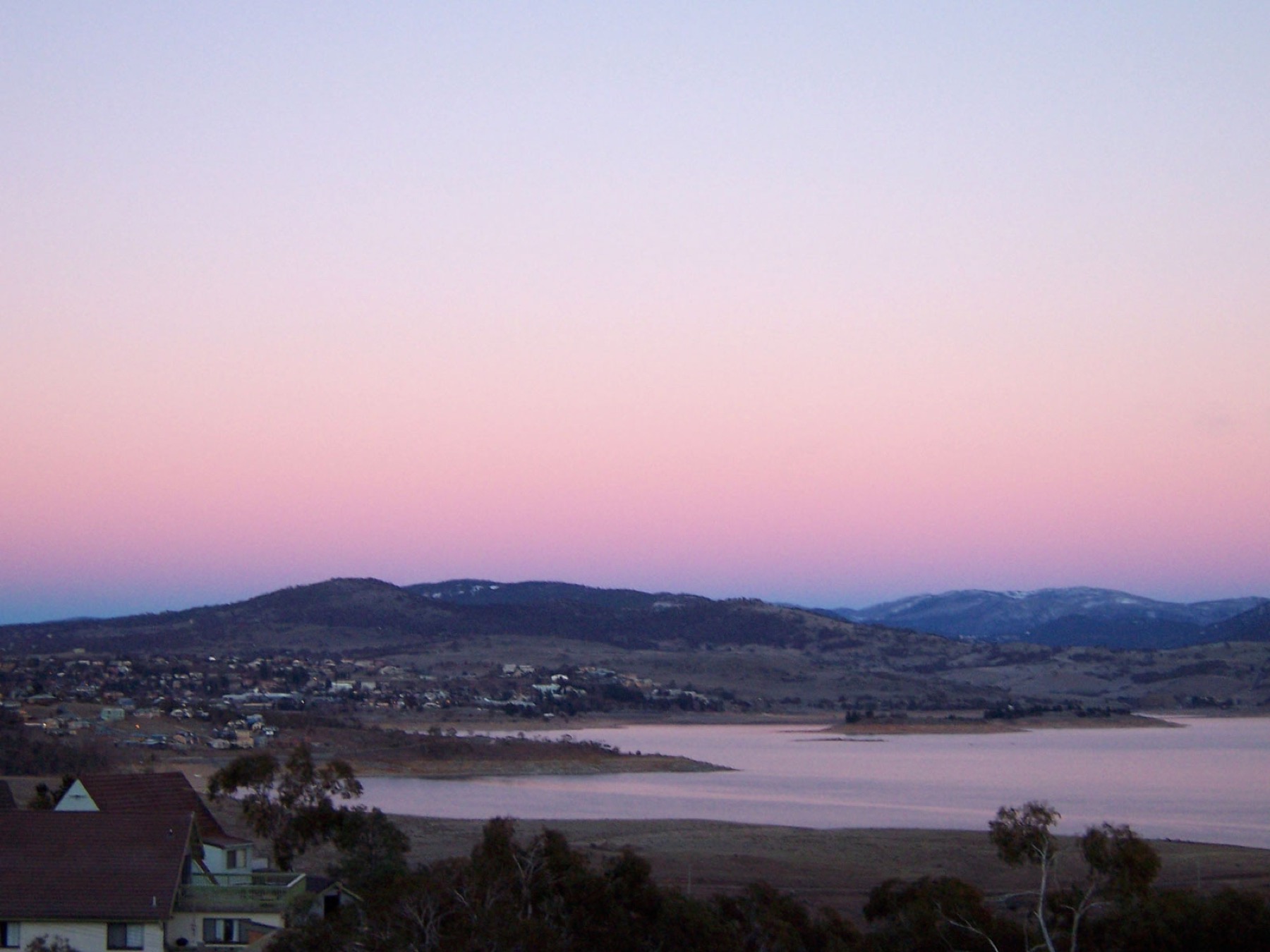 Mount Kosciuszko 2026: Besteigung des höchsten Bergs Australiens 16 See bei Jindabyne