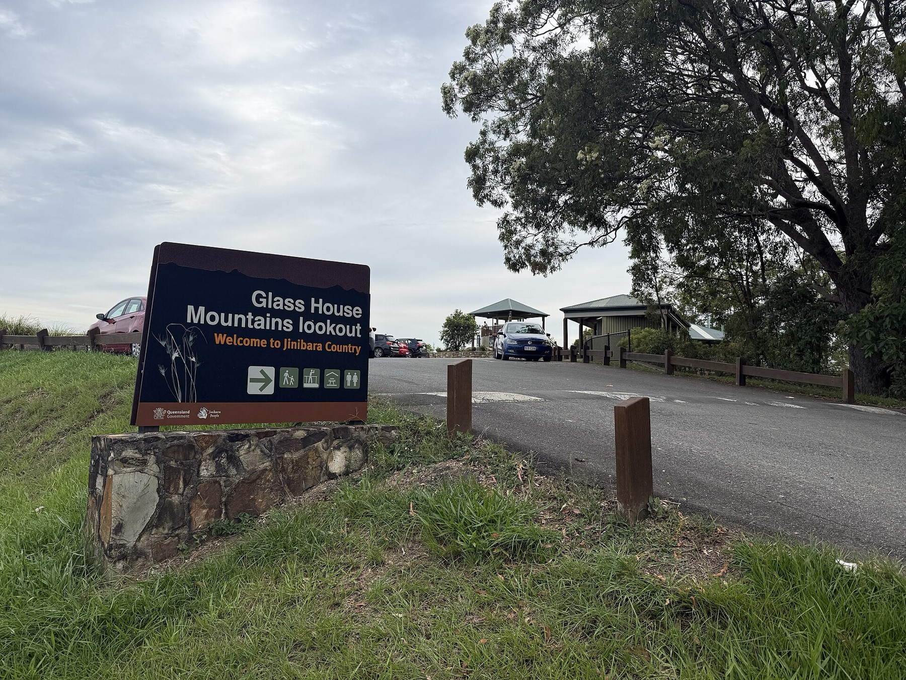 Noosa a Sunshine Coast: 14 tipů, co vidět a na co si dát pozor 10 Výhled na Glass House Mountains
