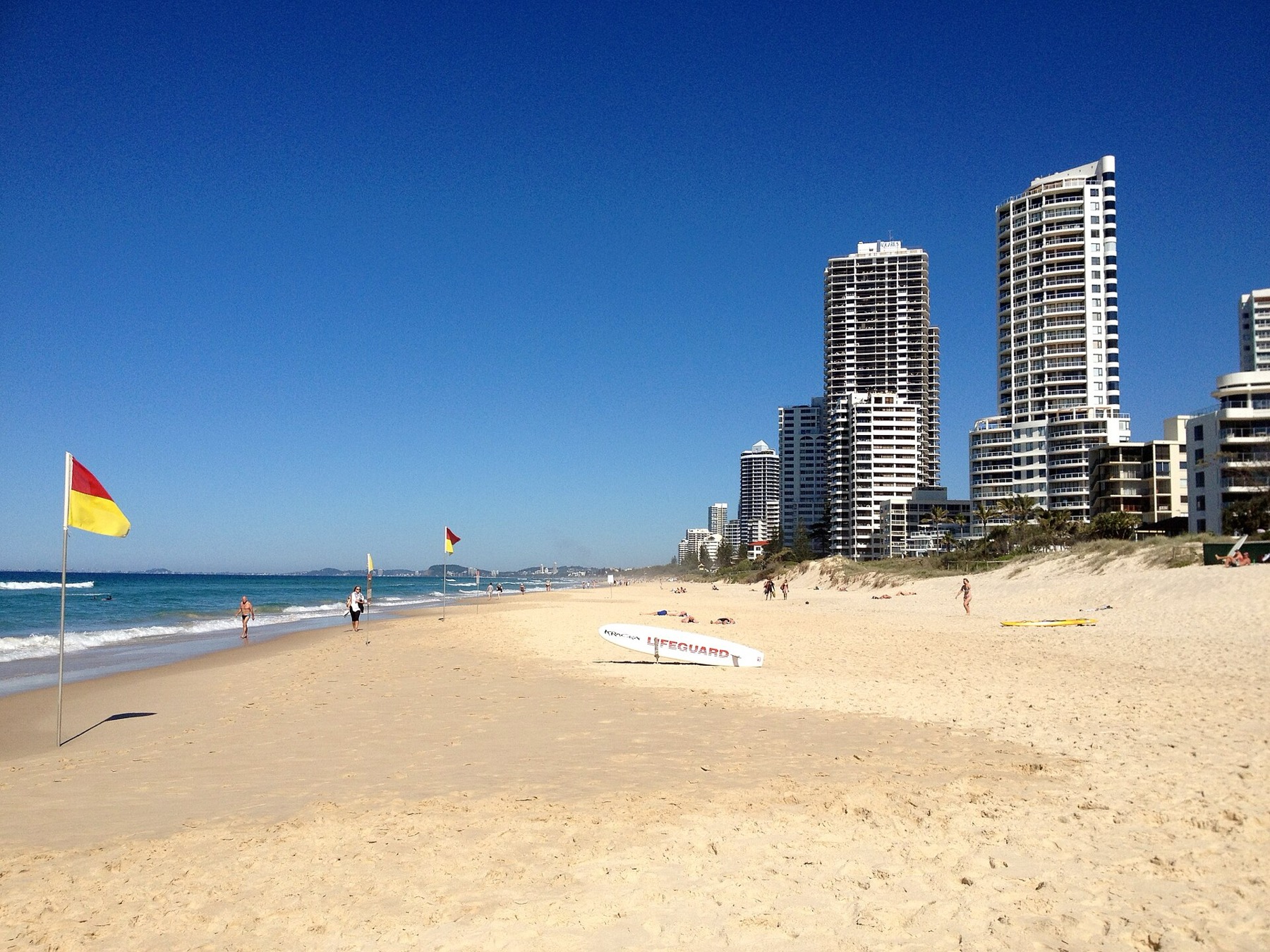 Noosa a Sunshine Coast: 14 tipů, co vidět a na co si dát pozor 19 Vlajky vymezující bezpečné koupání