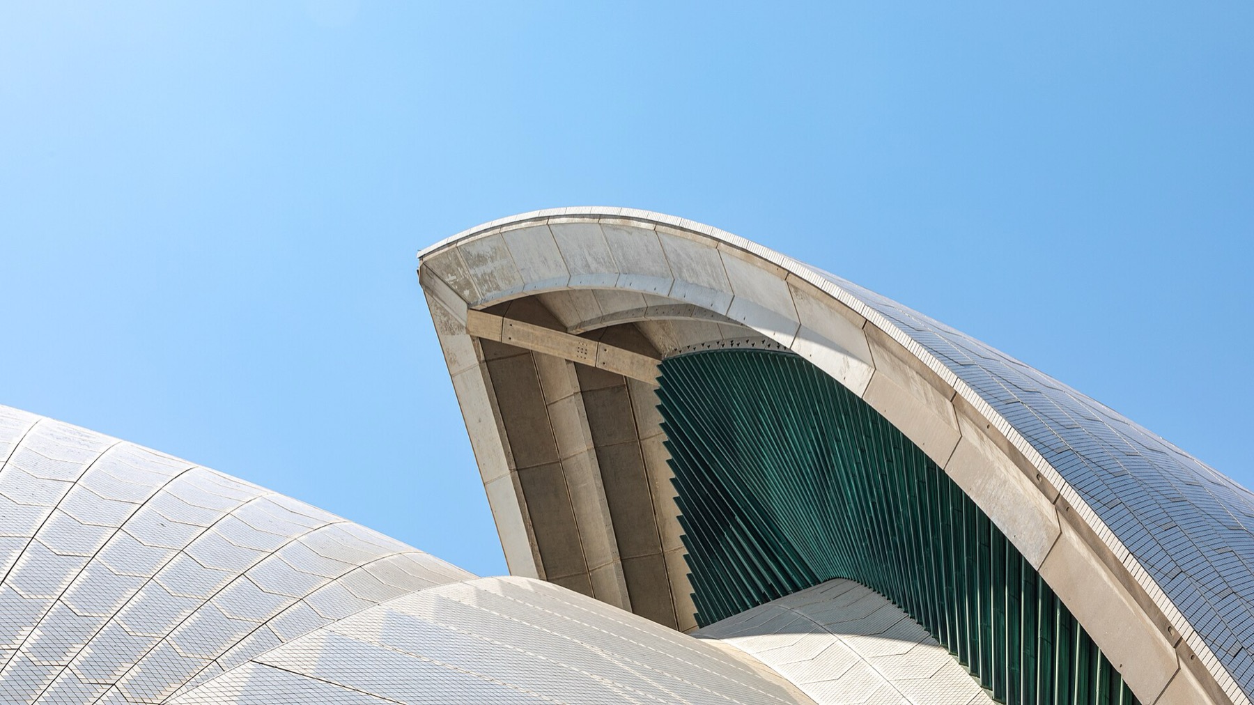 Bílé plachty opery v Sydney nad přístavem