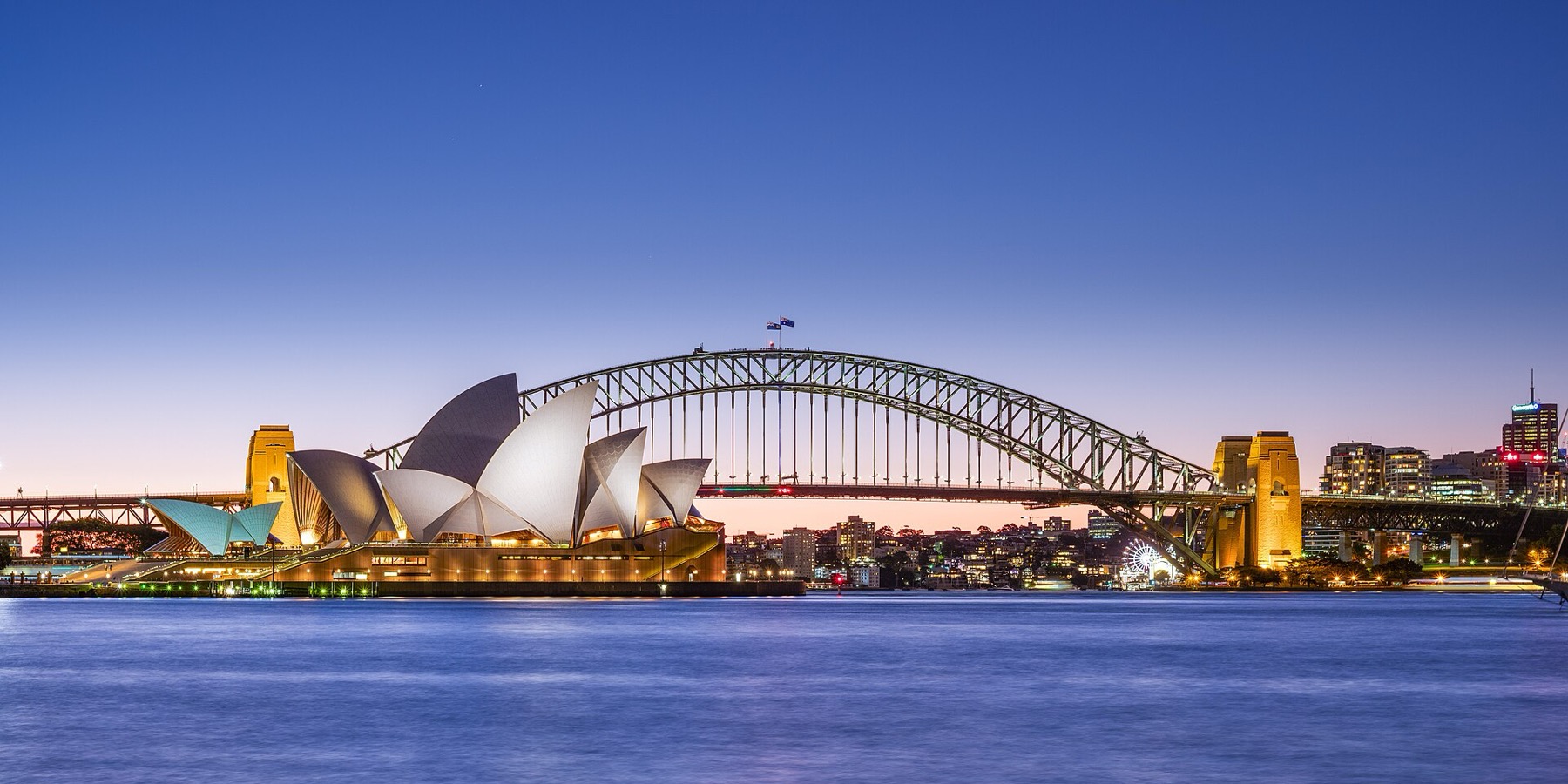 Sydney operaház Ausztráliában: jegyek, túrák és minden, amit 2026-ban tudnod kell 4 Az operaház és a Harbour Bridge alkonyatkor, az esti előadás előtt