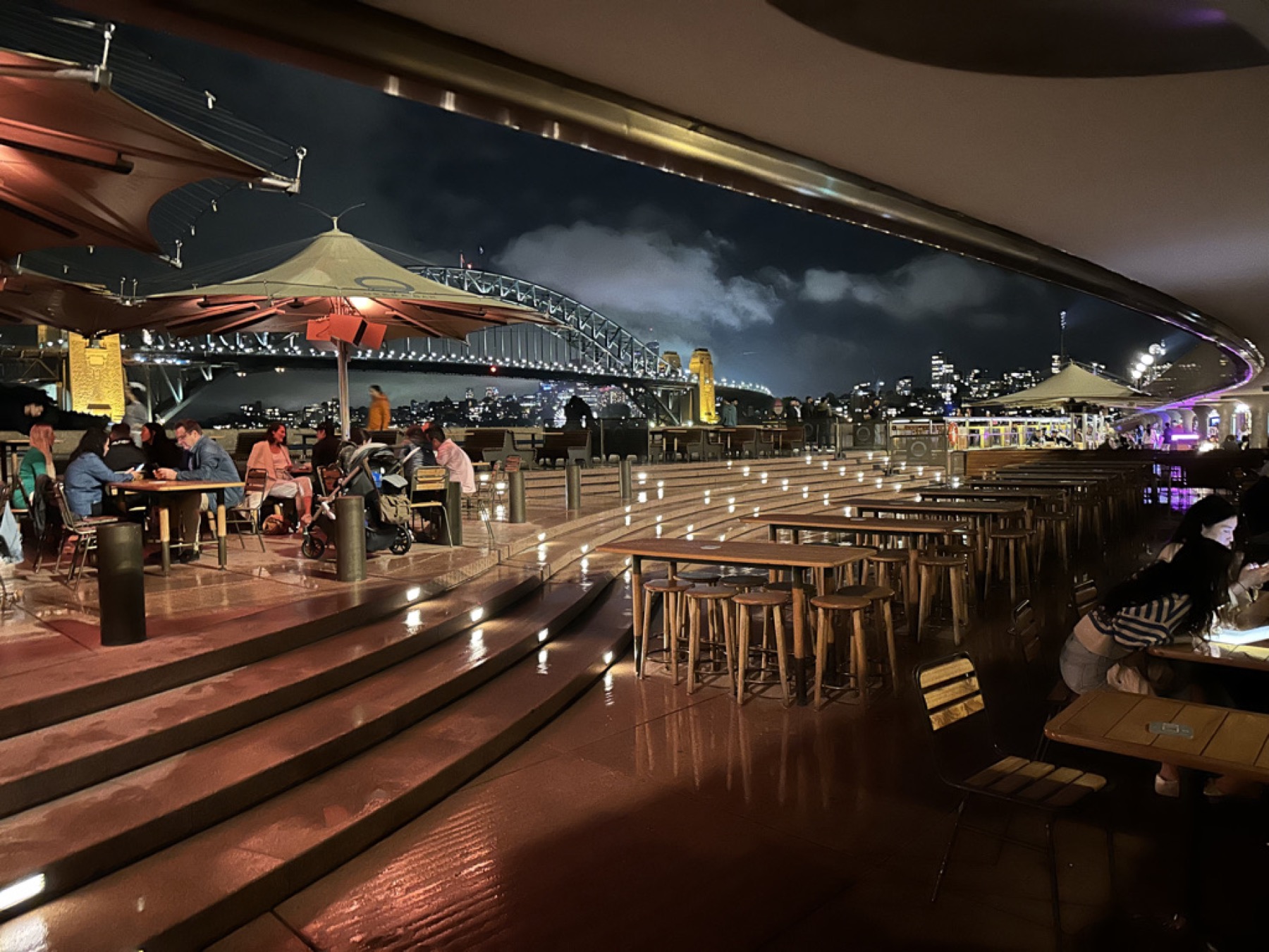 Sydney operaház Ausztráliában: jegyek, túrák és minden, amit 2026-ban tudnod kell 7 Az Opera Bar a promenádon az operaház alatt