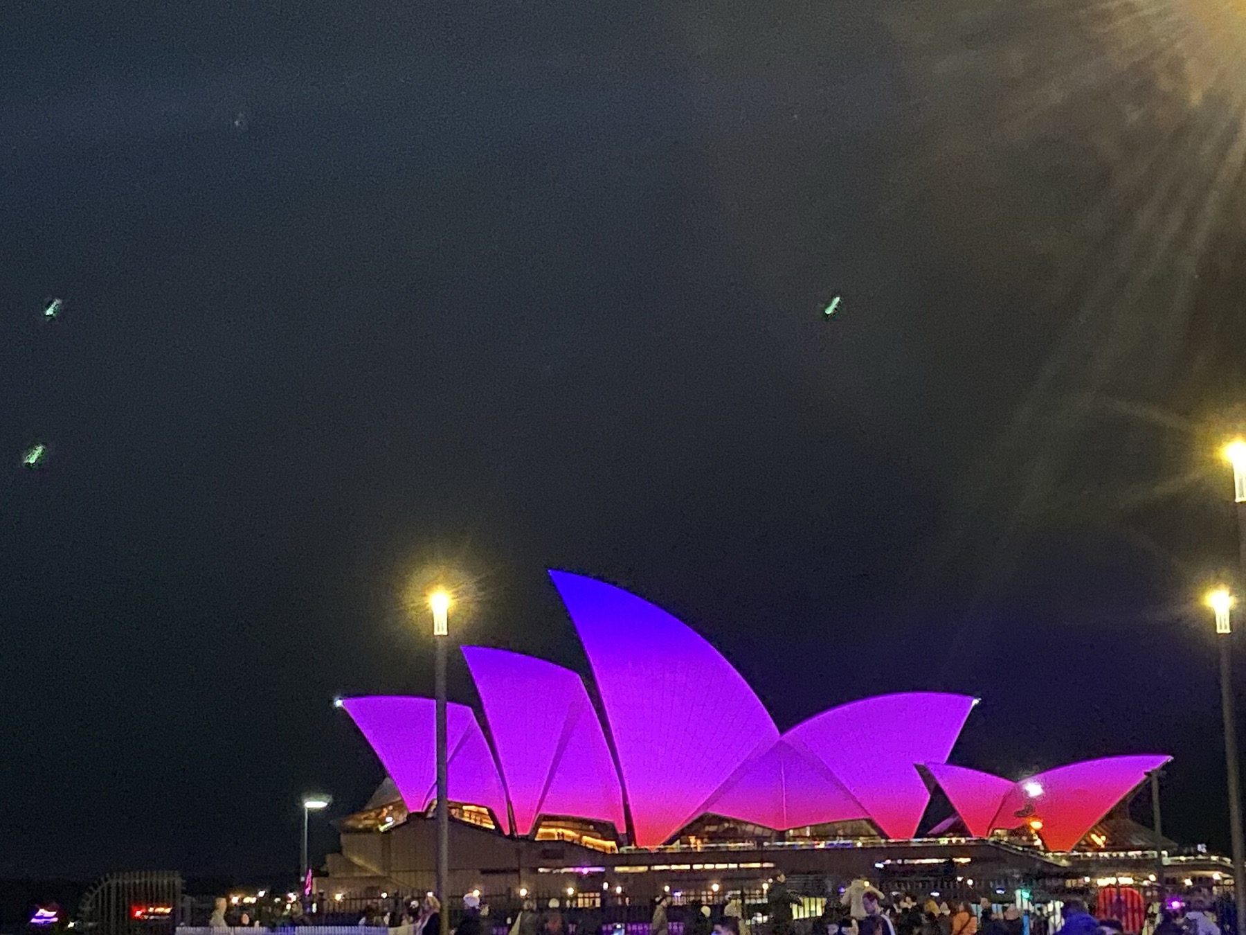 Sydney operaház Ausztráliában: jegyek, túrák és minden, amit 2026-ban tudnod kell 12 A Vivid Sydney fényvetítései az operaház vitorláin