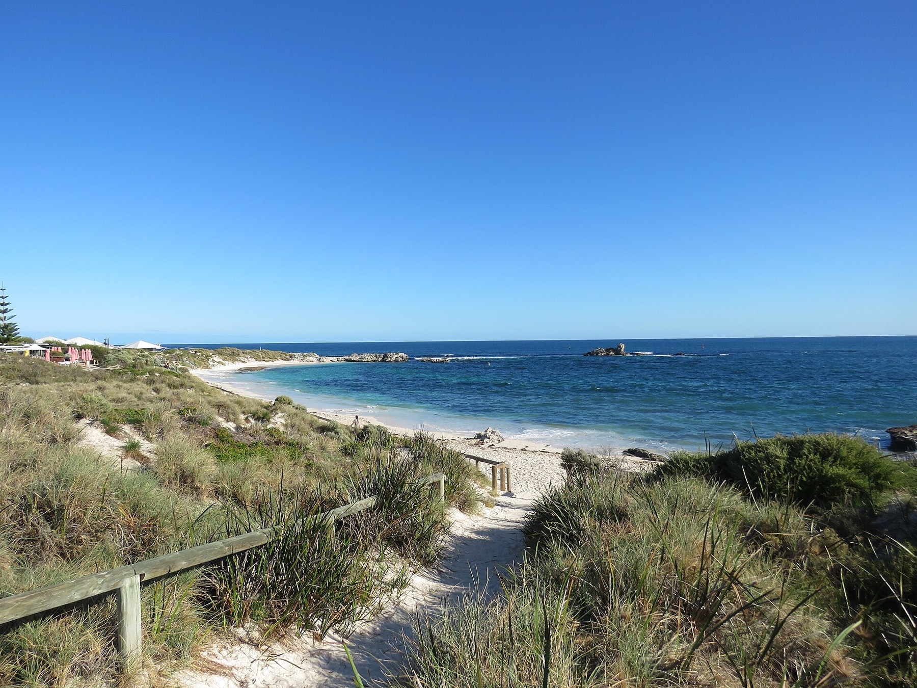 Rottnest Island, Austrálie: 12 tipů, co vidět – quokky a pláže 8 Pinky Beach pod majákem Bathurst