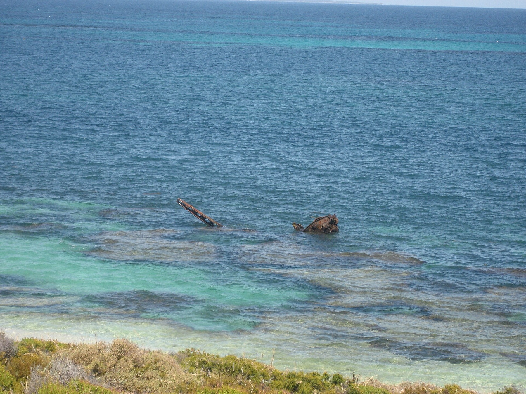 Rottnest Island, Austrálie: 12 tipů, co vidět – quokky a pláže 12 Henrietta Rocks s vrakem u břehu