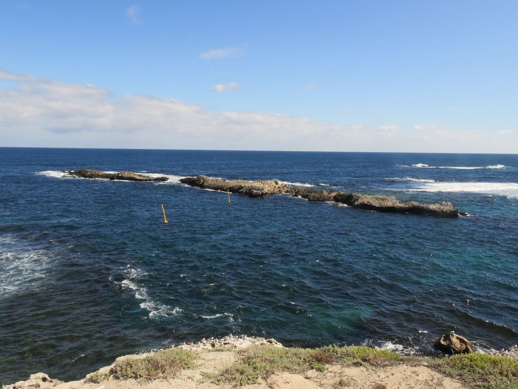 Rottnest Island, Austrálie: 12 tipů, co vidět – quokky a pláže 14 Cathedral Rocks s lachtany