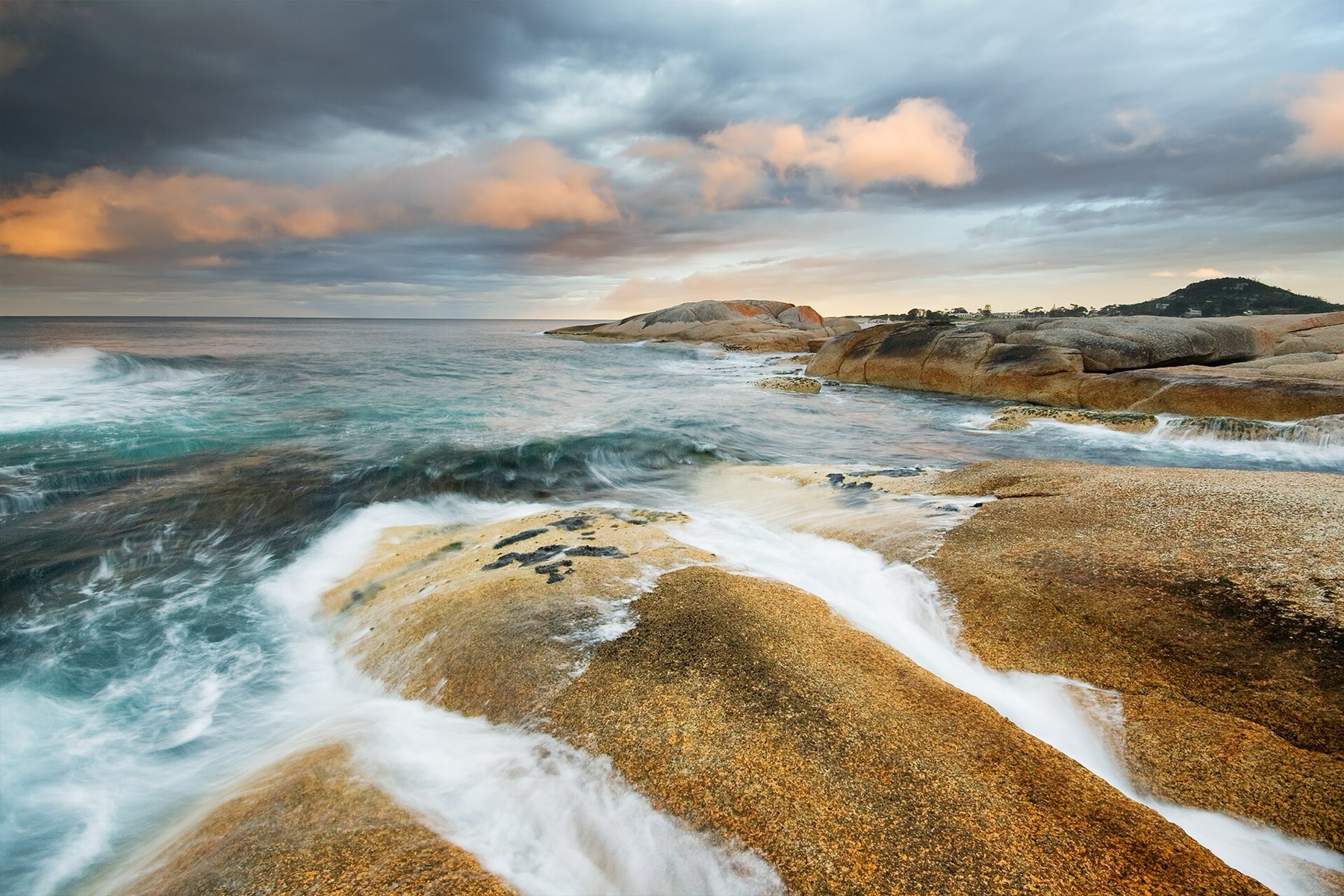 Tasmanie (Australie) : 20 lieux à voir + itinéraire pour 2026 11 Côte rocheuse près de Bicheno, où les manchots reviennent au crépuscule
