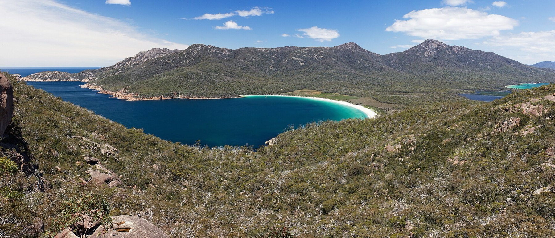 Tasmanie (Australie) : 20 lieux à voir + itinéraire pour 2026 12 La baie de Wineglass Bay dans le parc de Freycinet