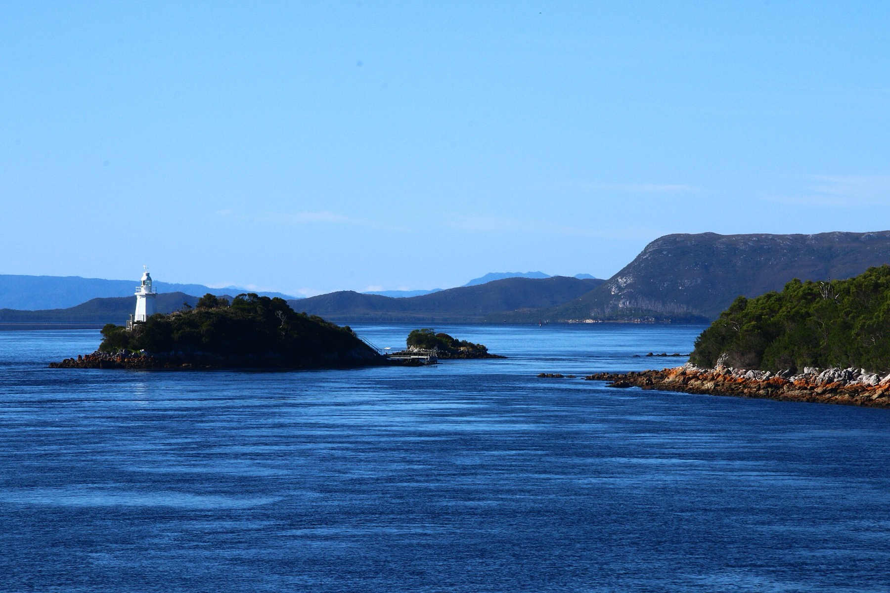 Tasmanie (Australie) : 20 lieux à voir + itinéraire pour 2026 21 Phare à l'embouchure de la Gordon River, d'où partent les bateaux de Strahan
