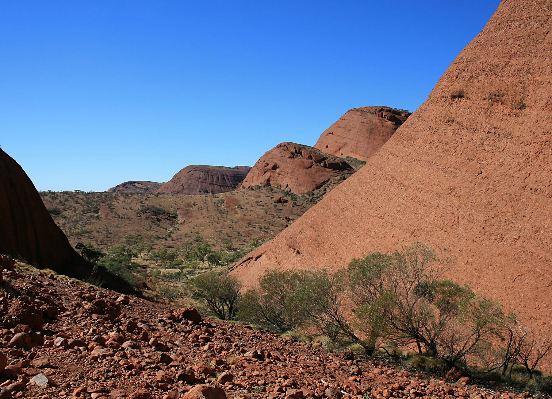 Uluru a Red Centre: 14 tipů na návštěvu rudého srdce v Austrálie 7 Túra Valley of the Winds mezi kopulemi Kata Tjuty